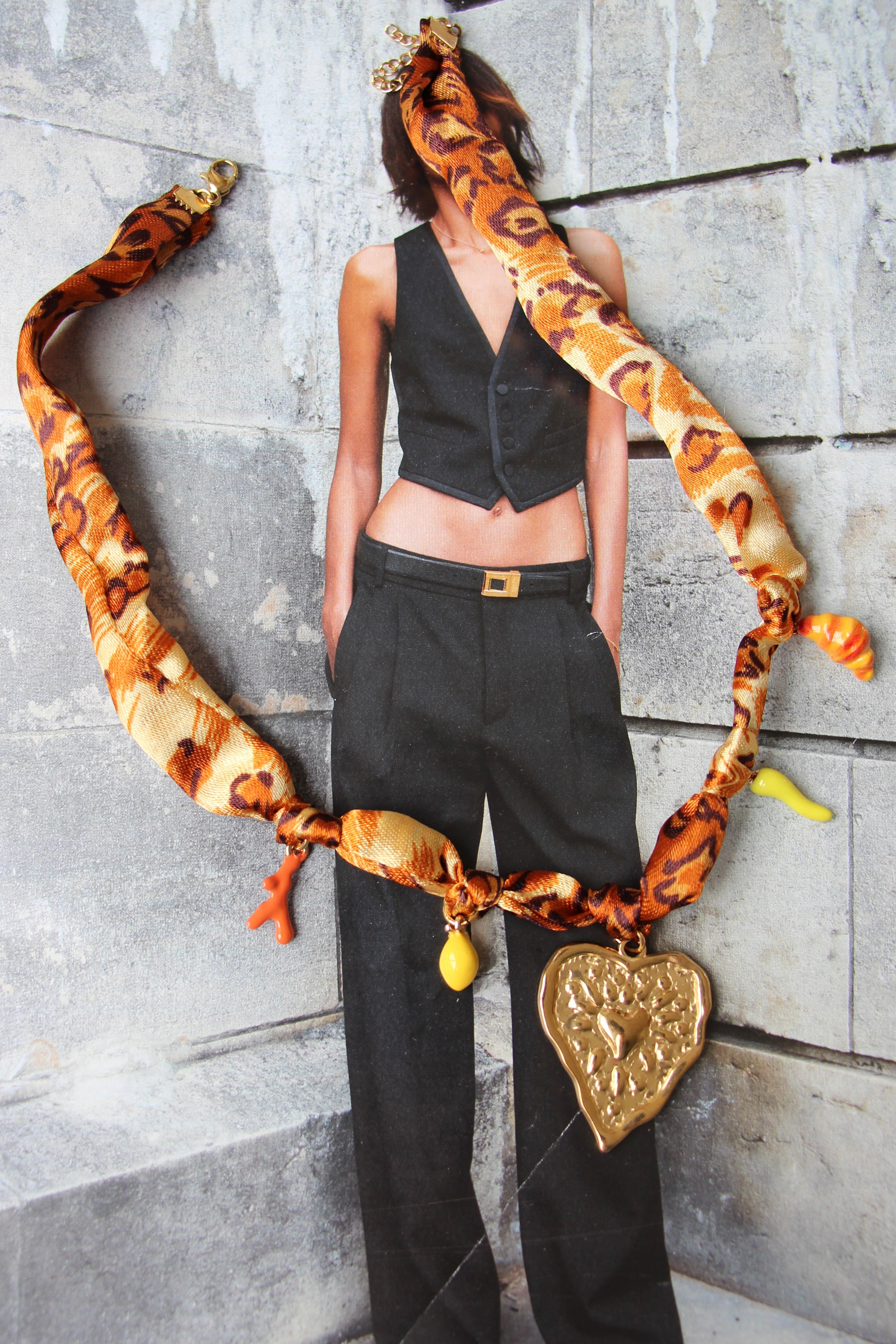 Collier en foulard garnis de charms