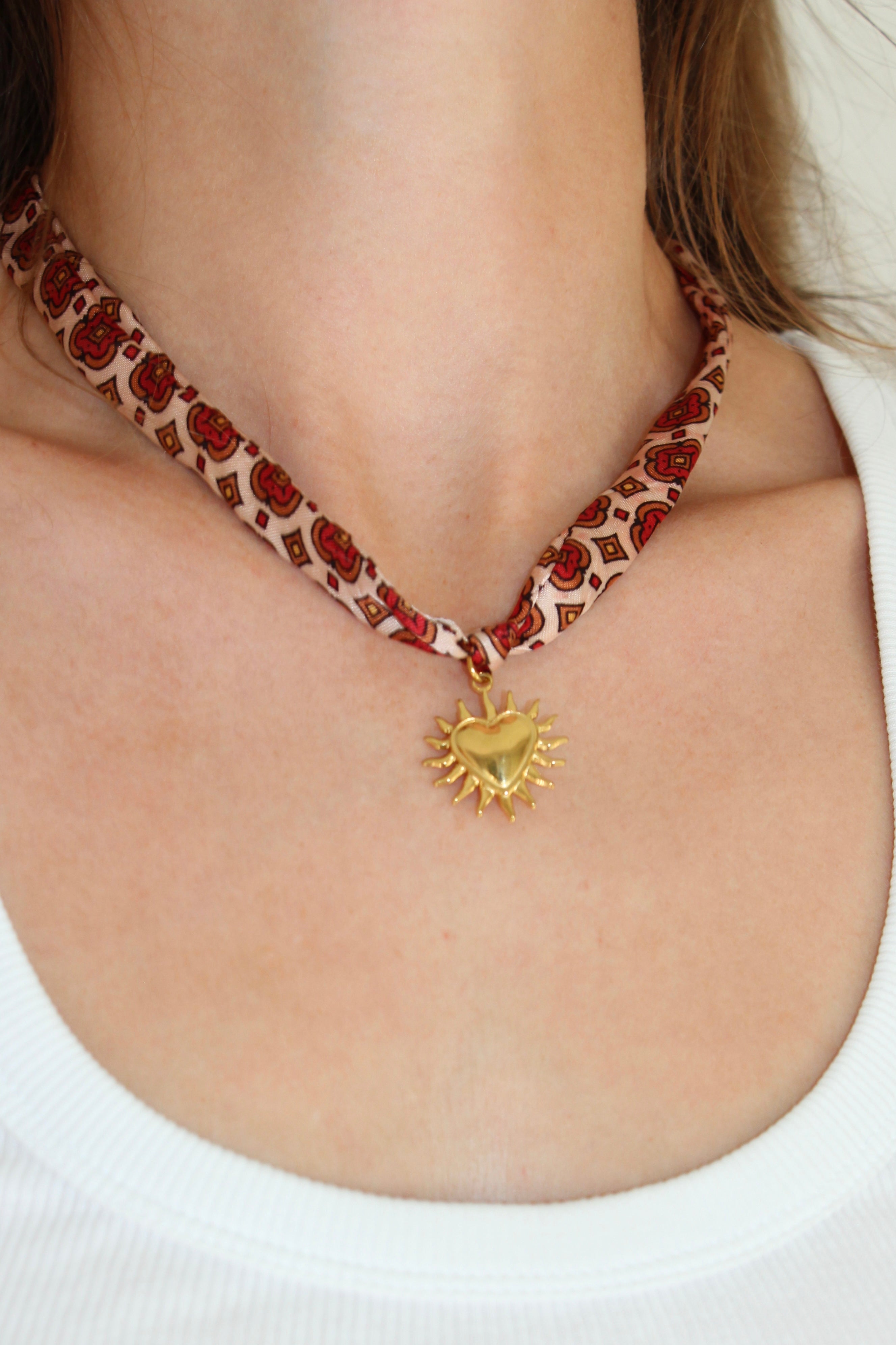 Collier en foulard avec charms