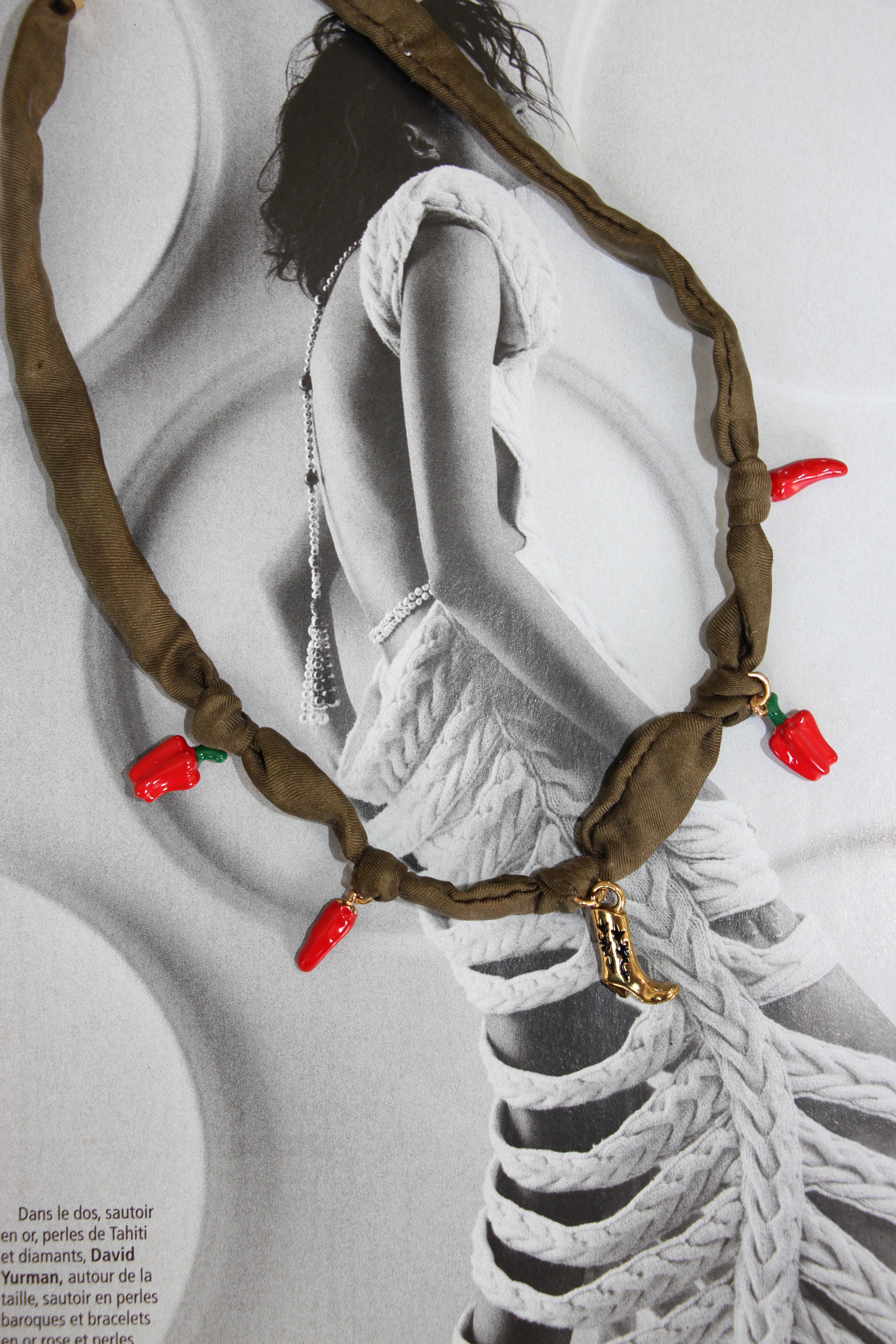 Collier en foulard avec charms