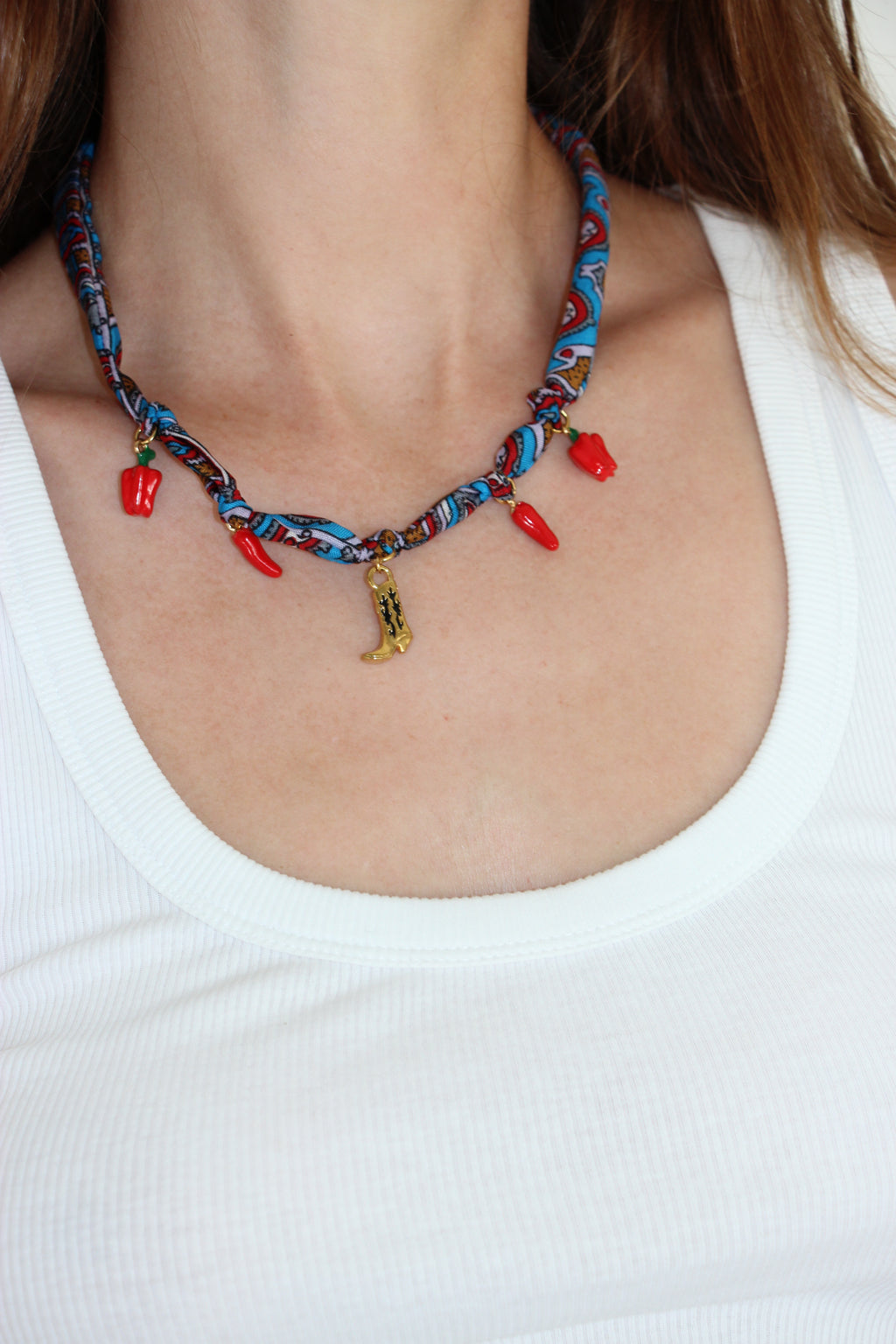 Collier en foulard avec charms