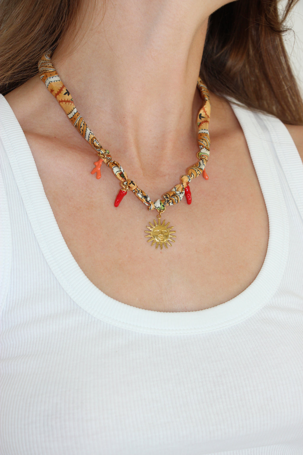 Collier en foulard avec charms