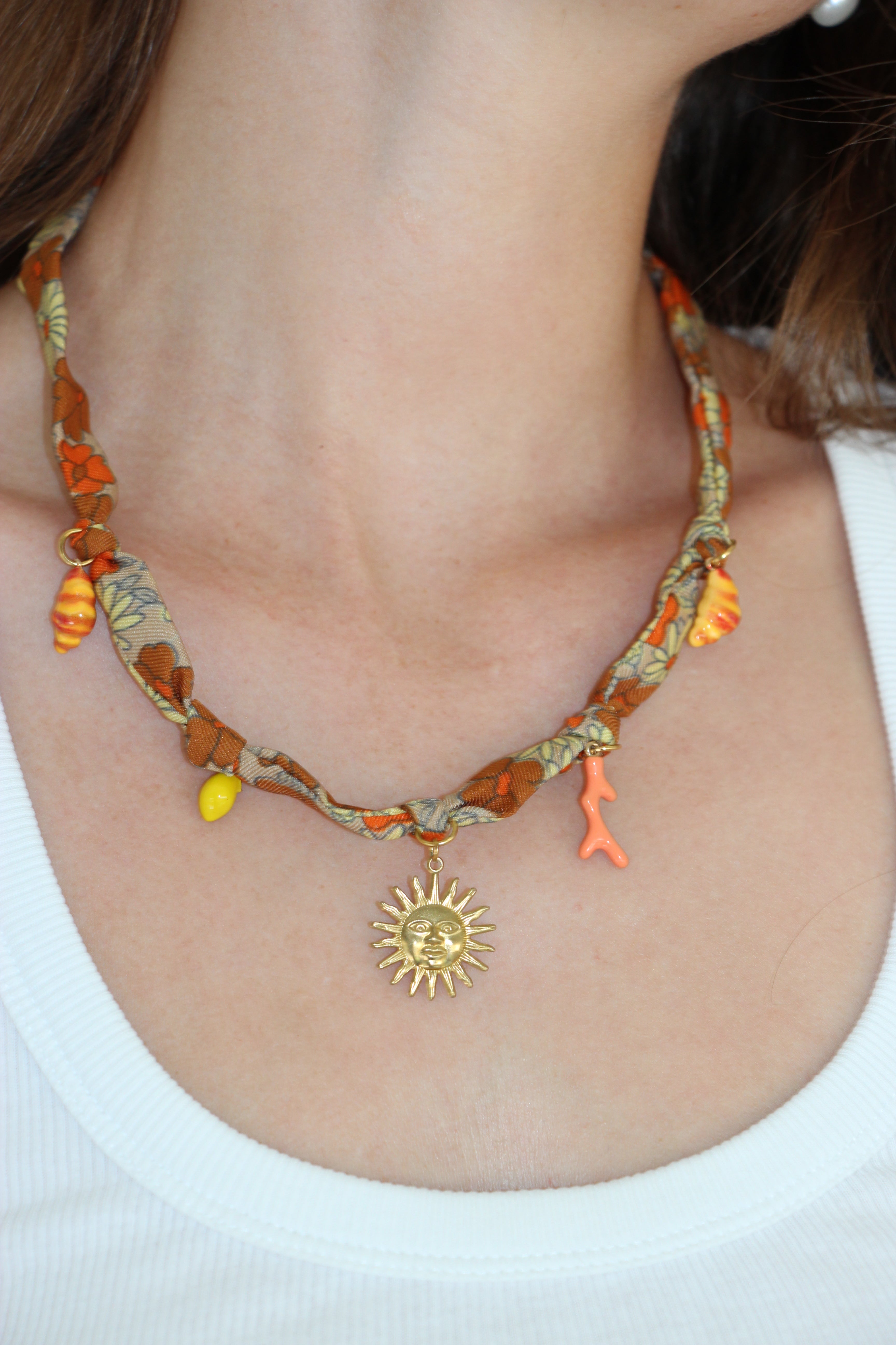 Collier en foulard avec charms