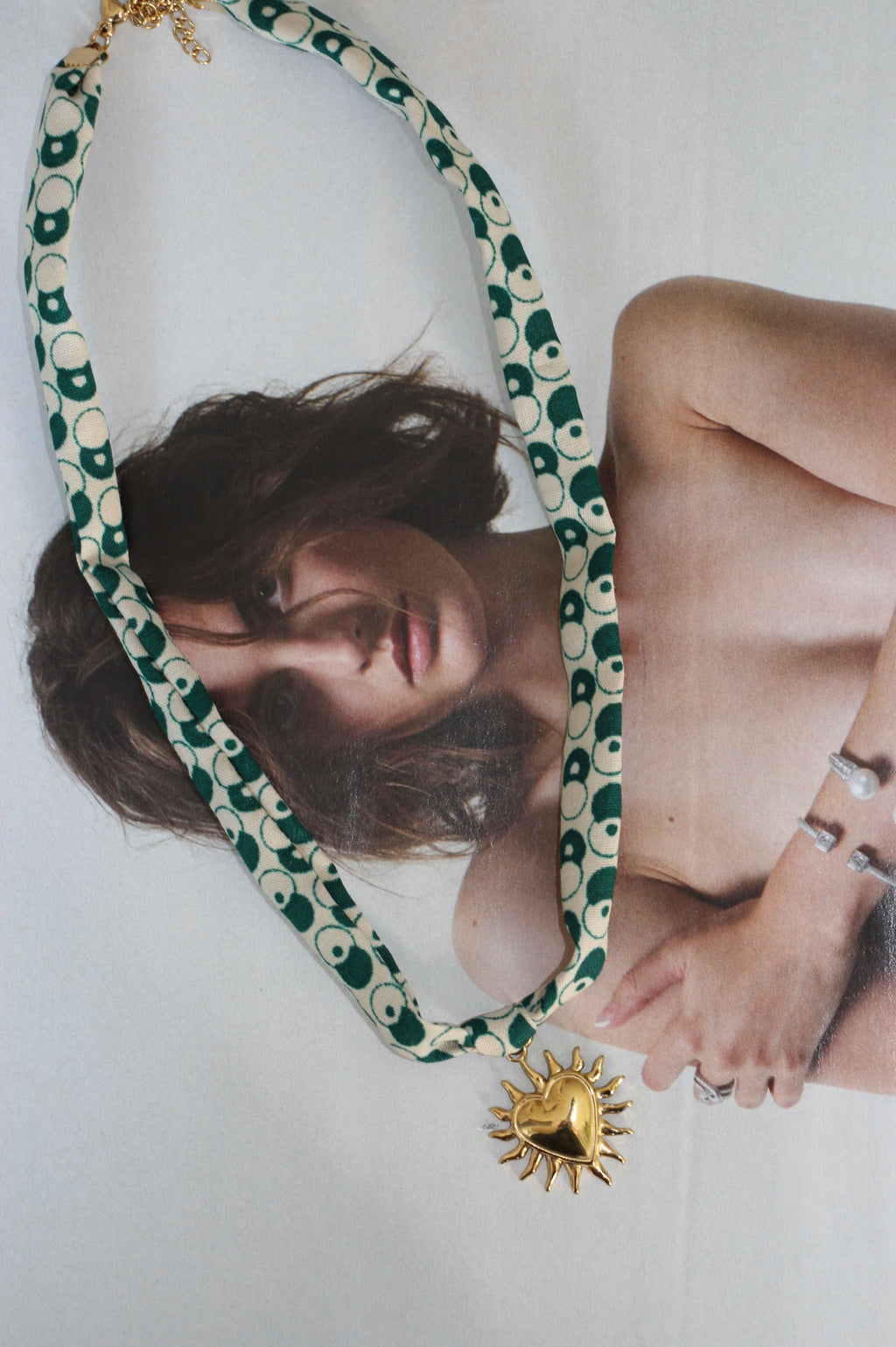Collier en foulard avec charms