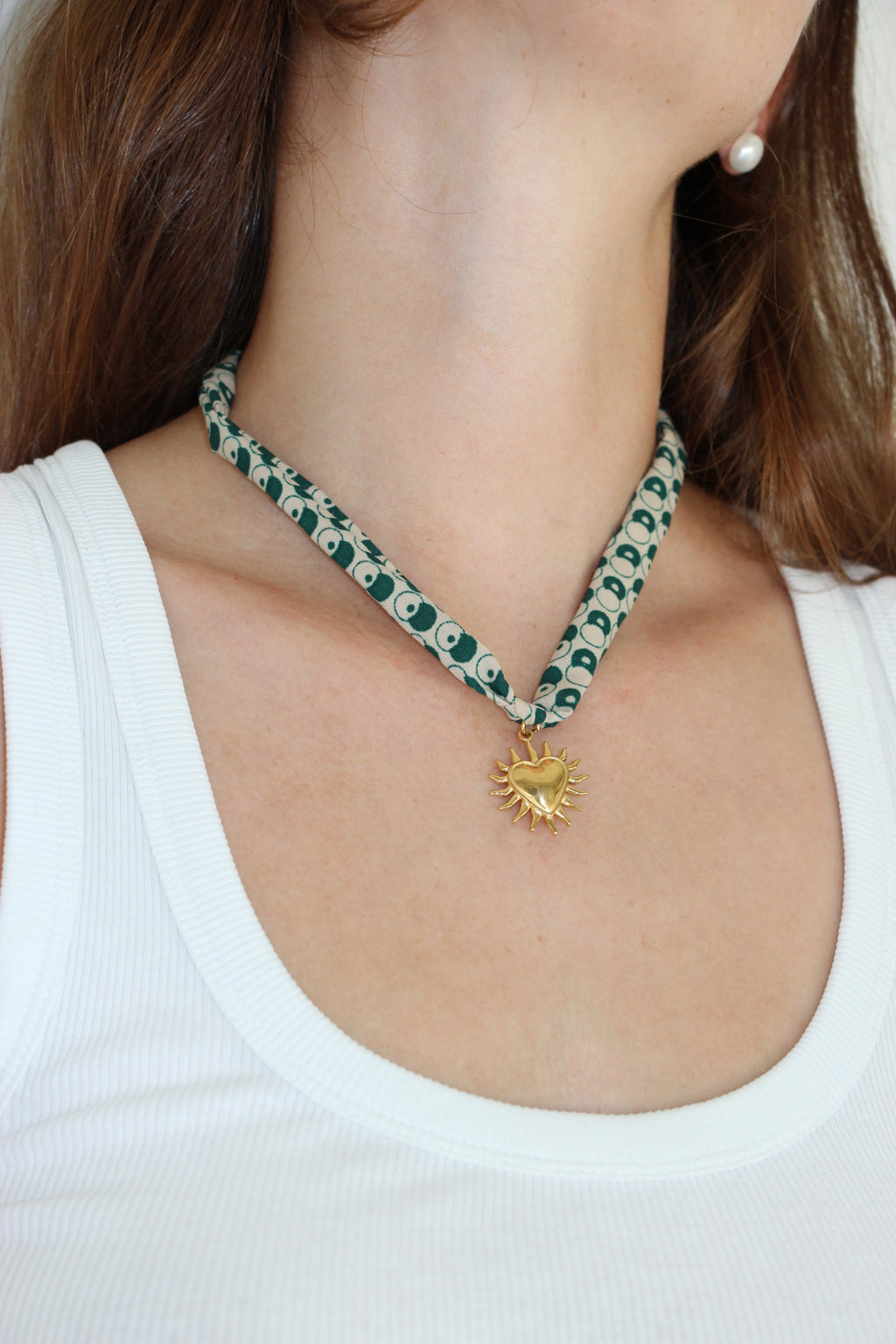 Collier en foulard avec charms