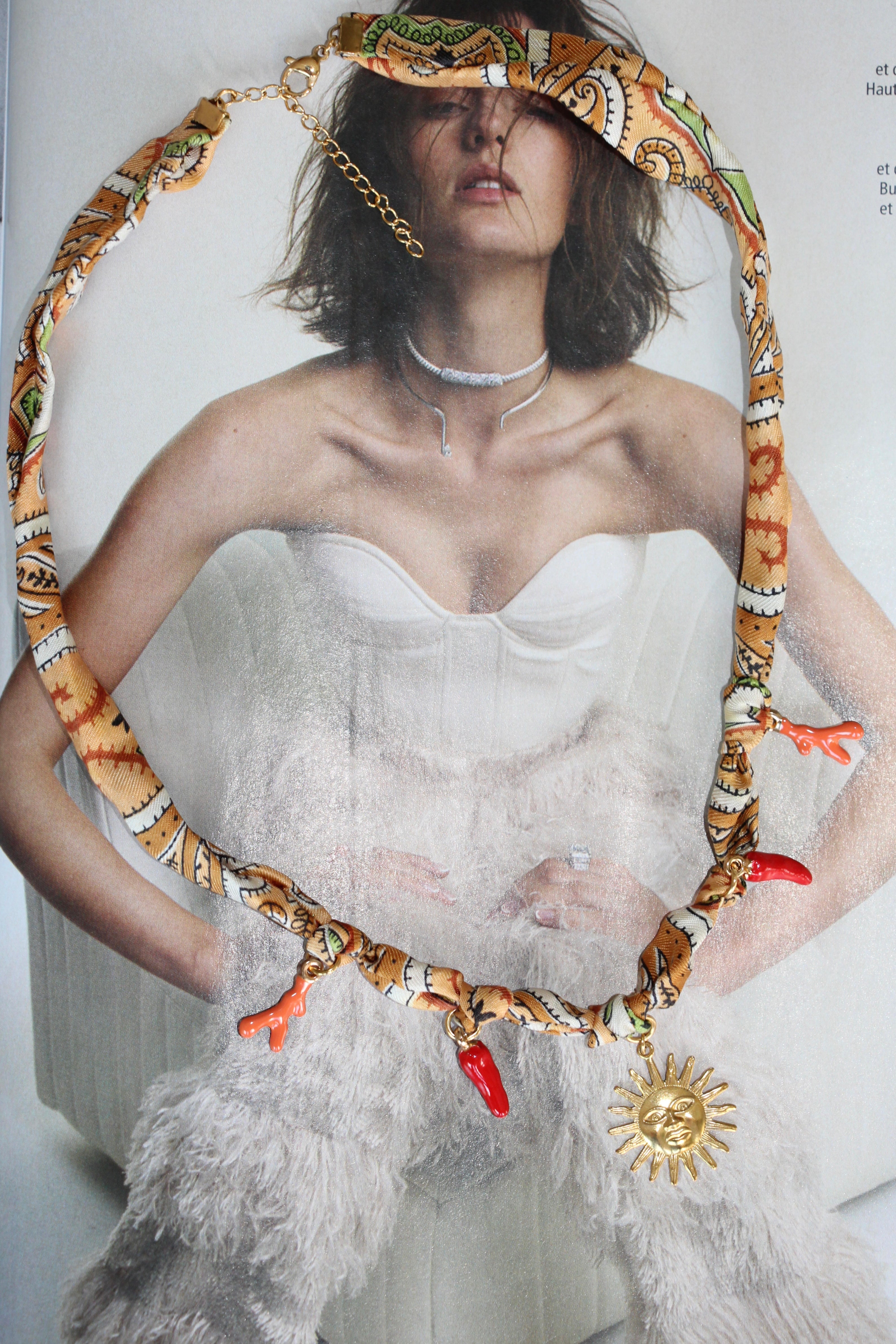 Collier en foulard avec charms
