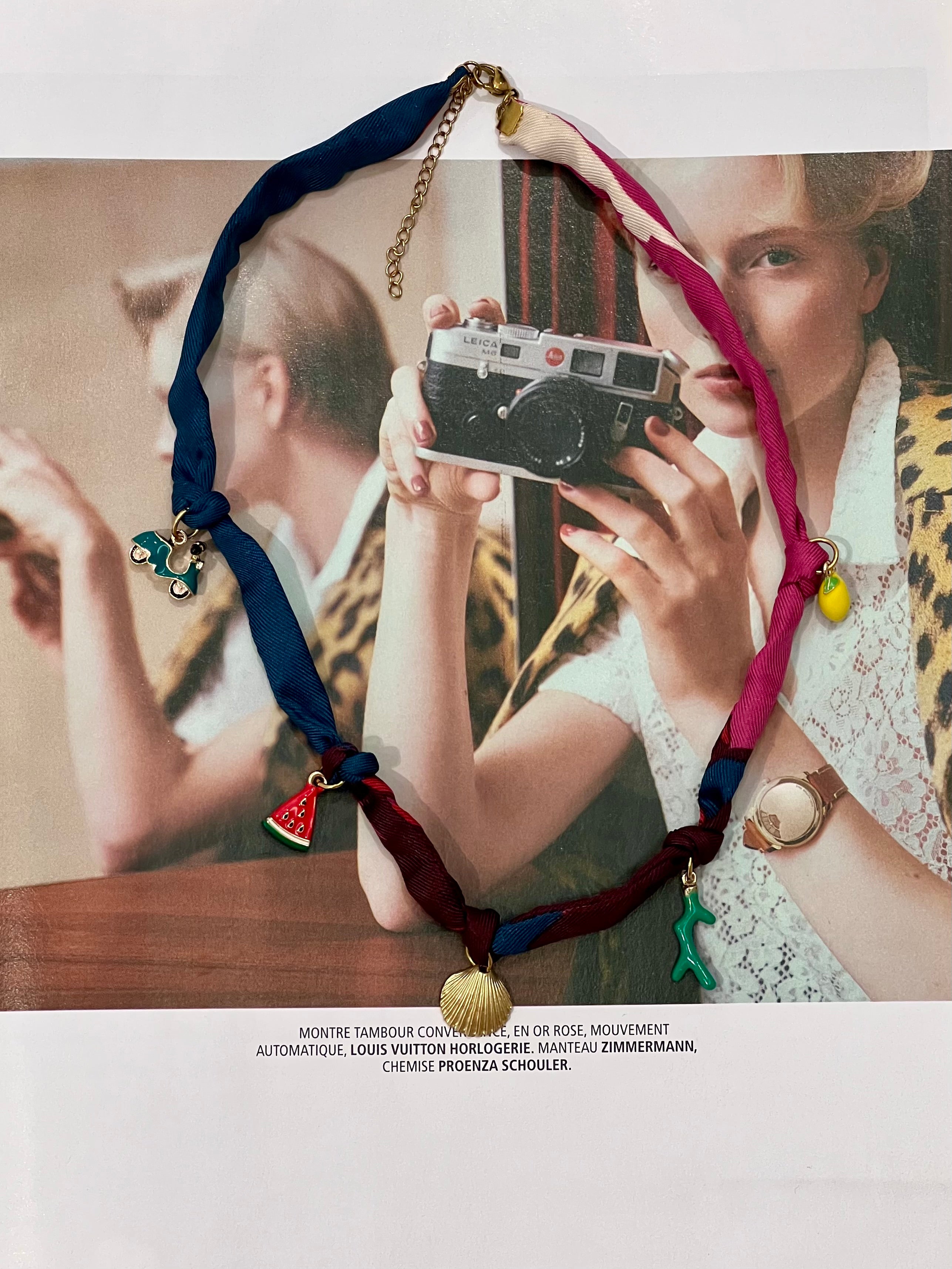 Collier en foulard garnis de charms