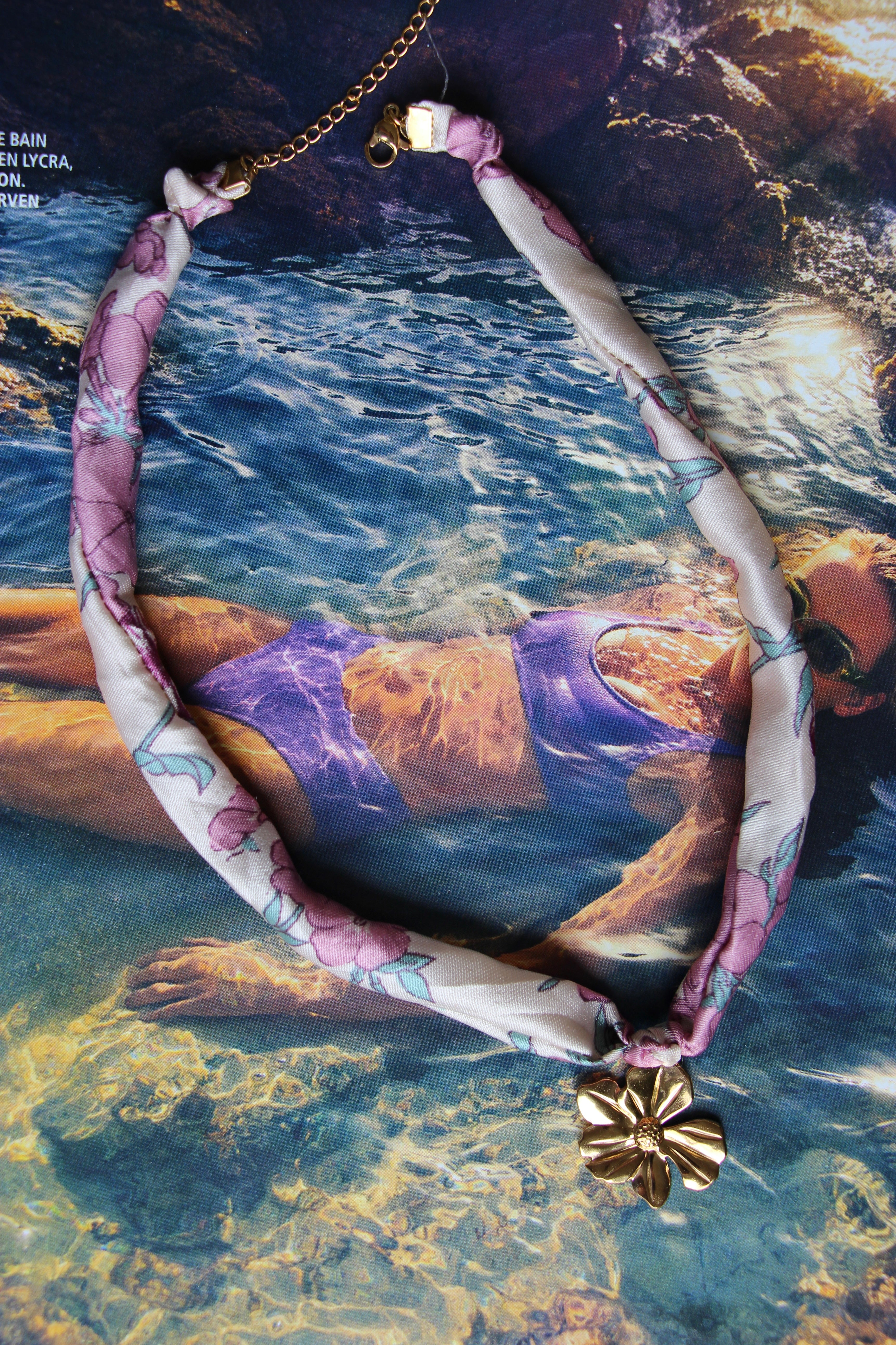 Collier en foulard rose