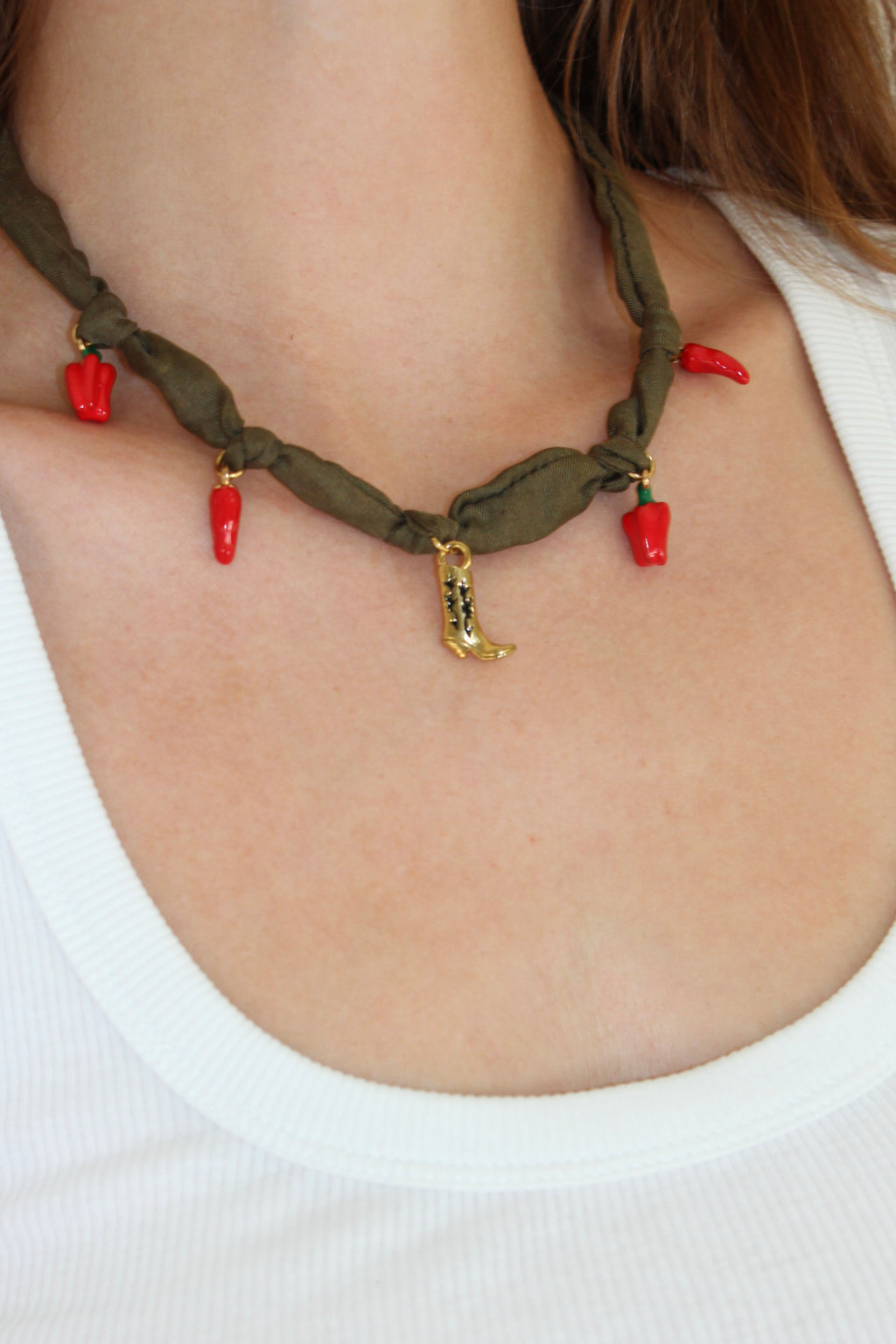Collier en foulard avec charms
