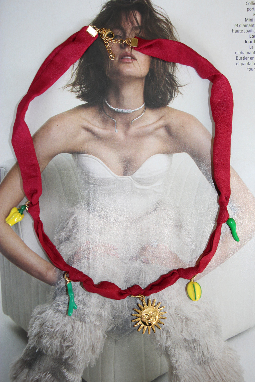 Collier en foulard avec charms