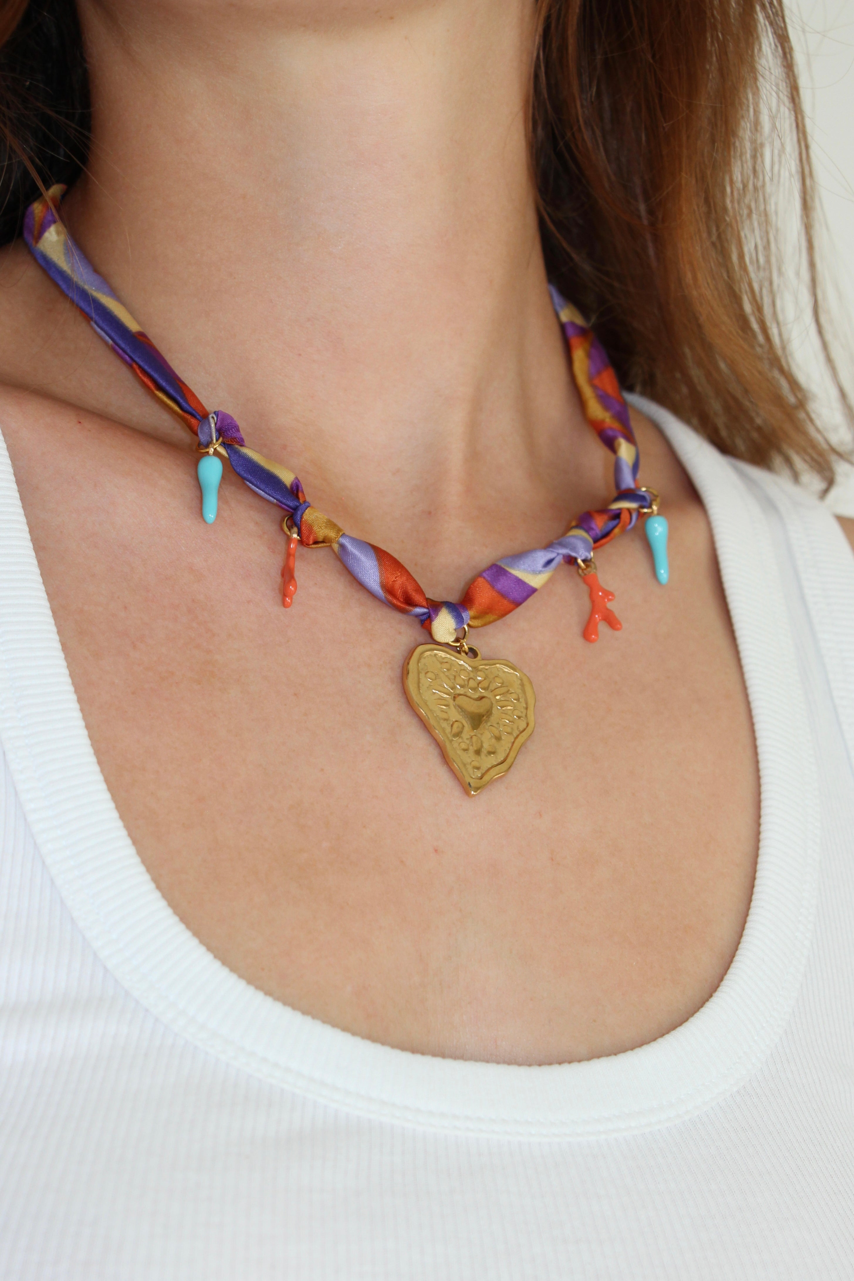 Collier en foulard avec charms