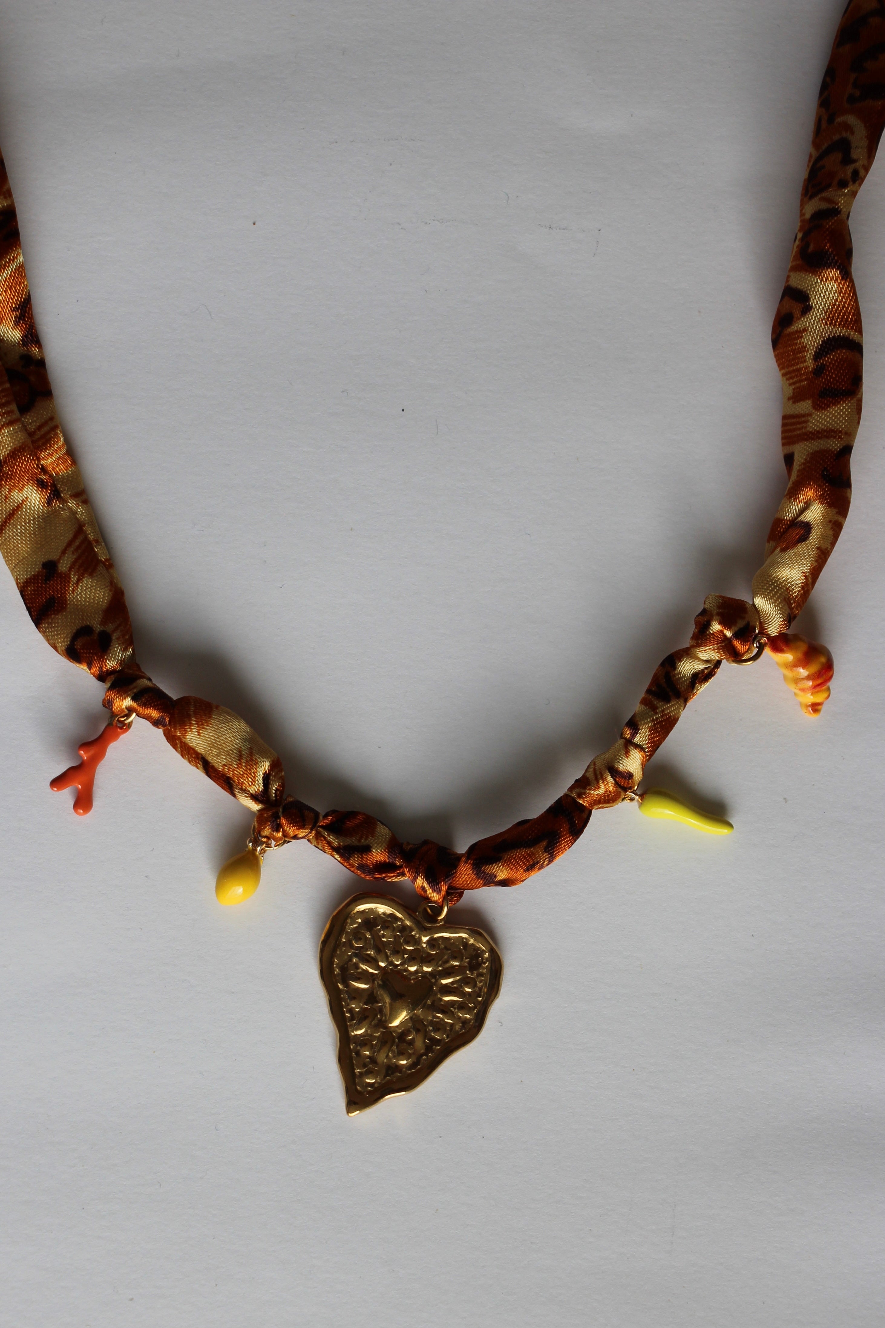 Collier en foulard garnis de charms