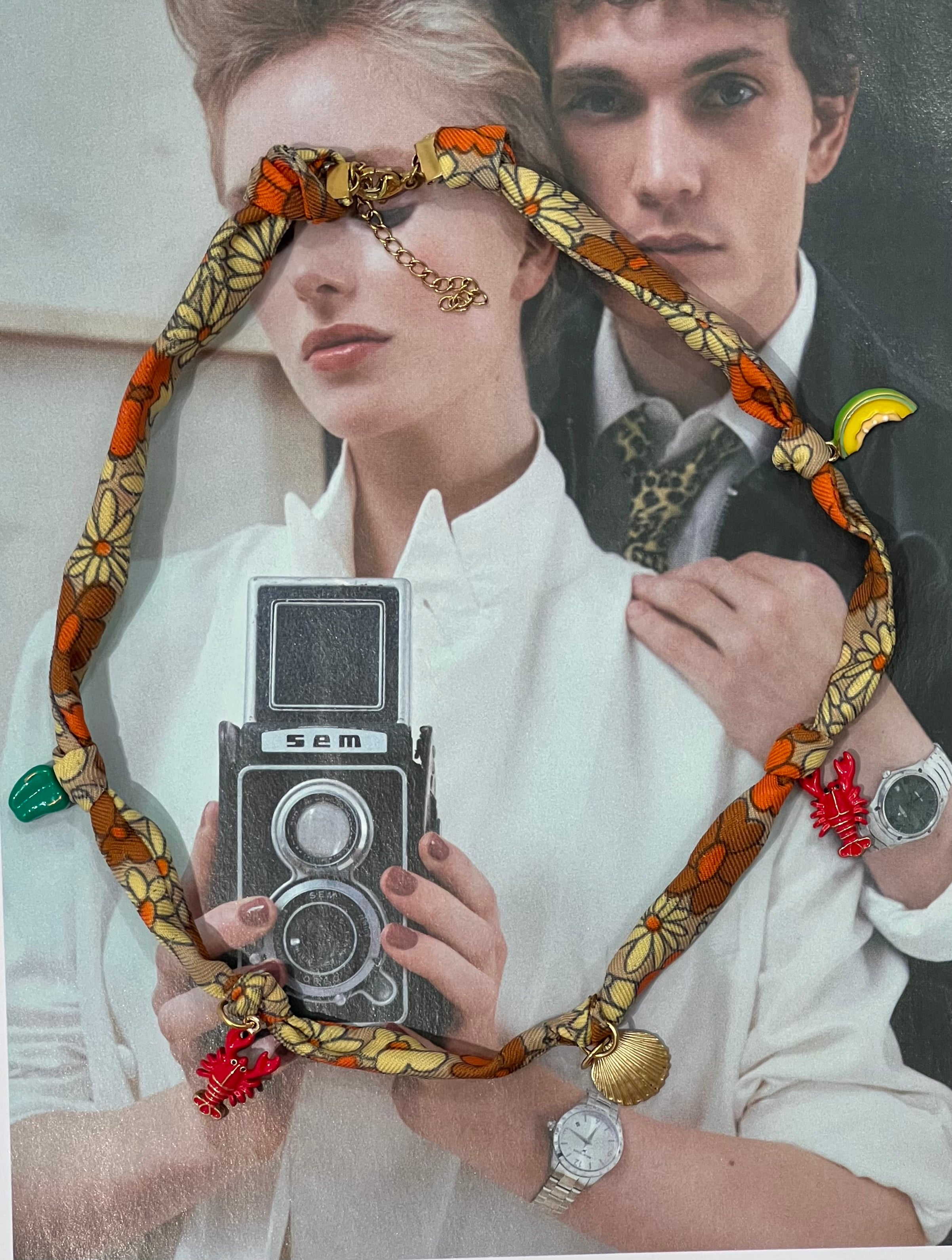 Collier en foulard garnis de charms