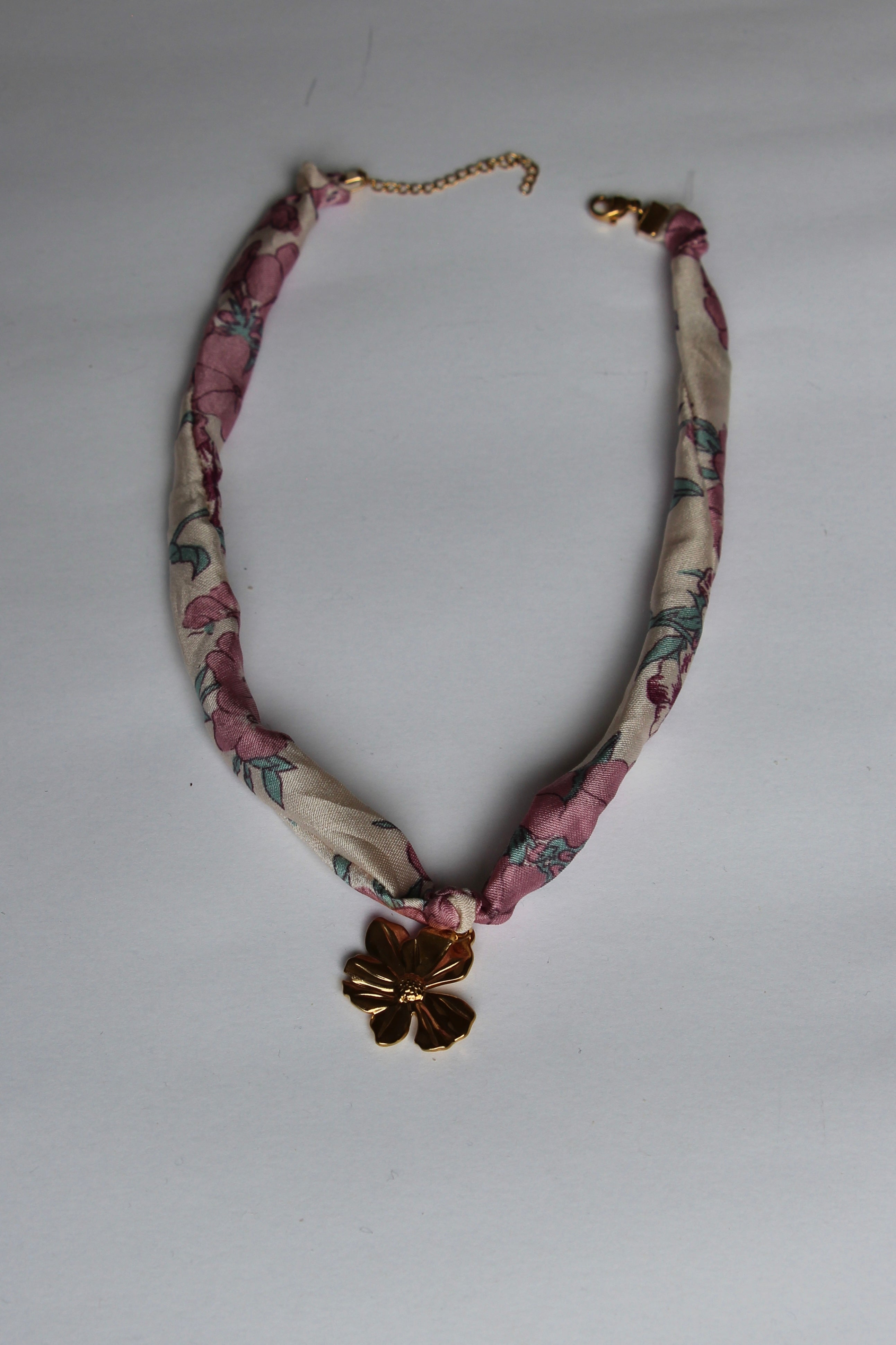 Collier en foulard rose