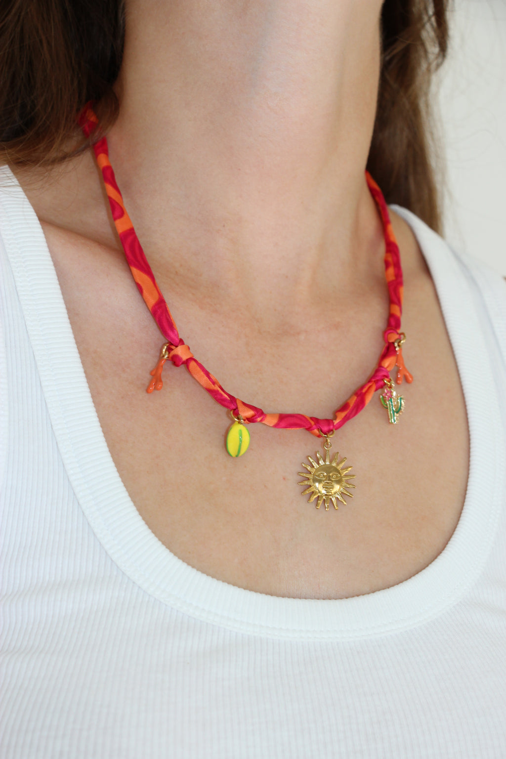 Collier en foulard avec charms