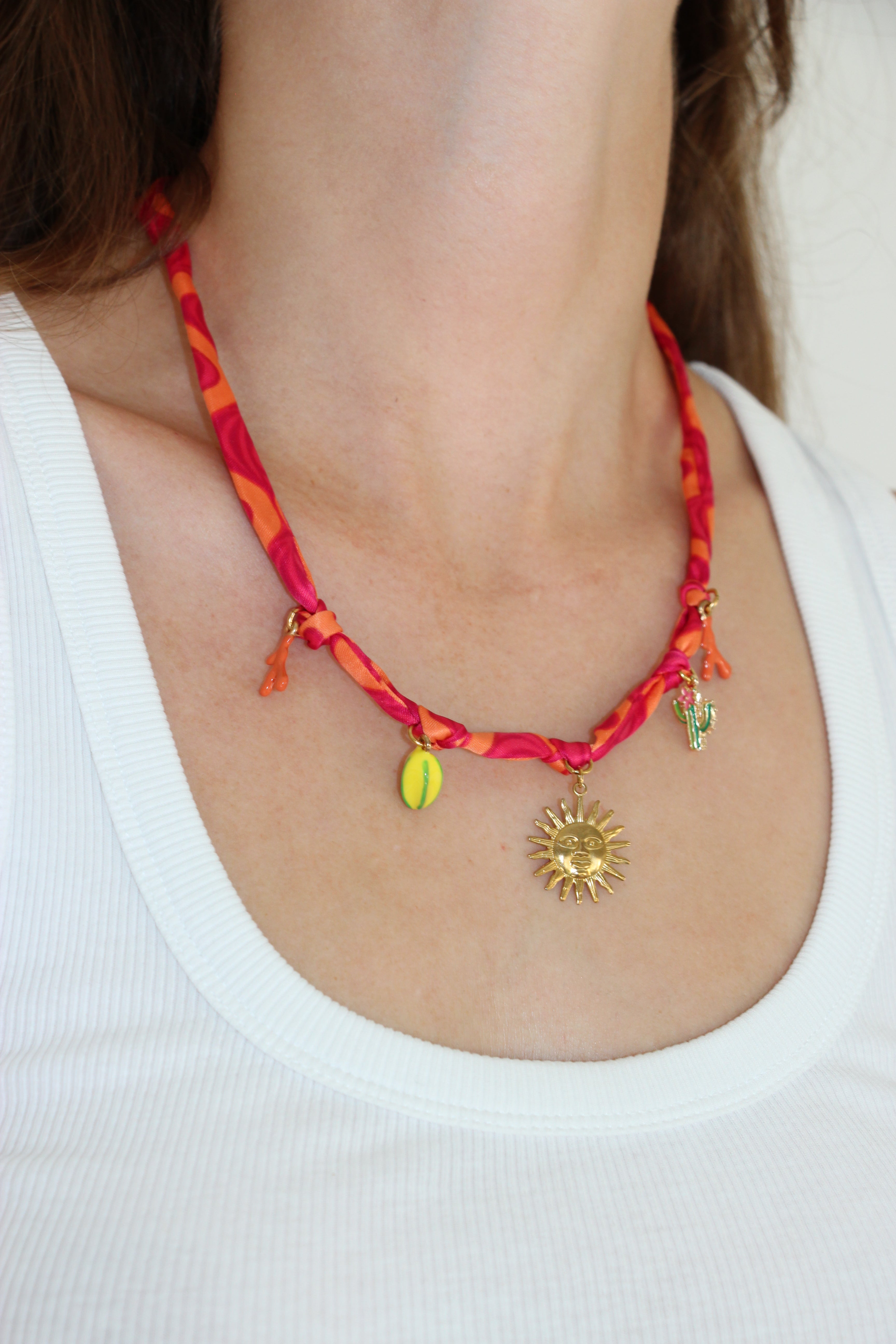 Collier en foulard avec charms