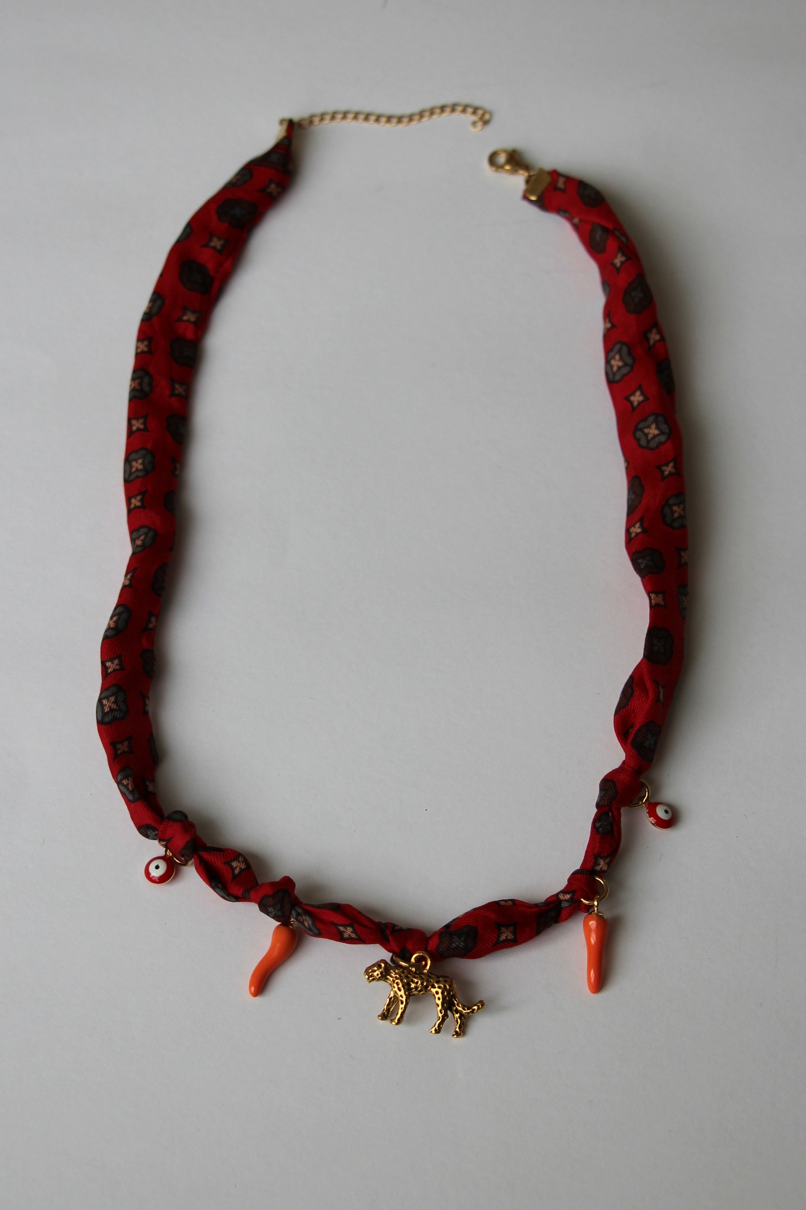 Collier en foulard garnis de charms