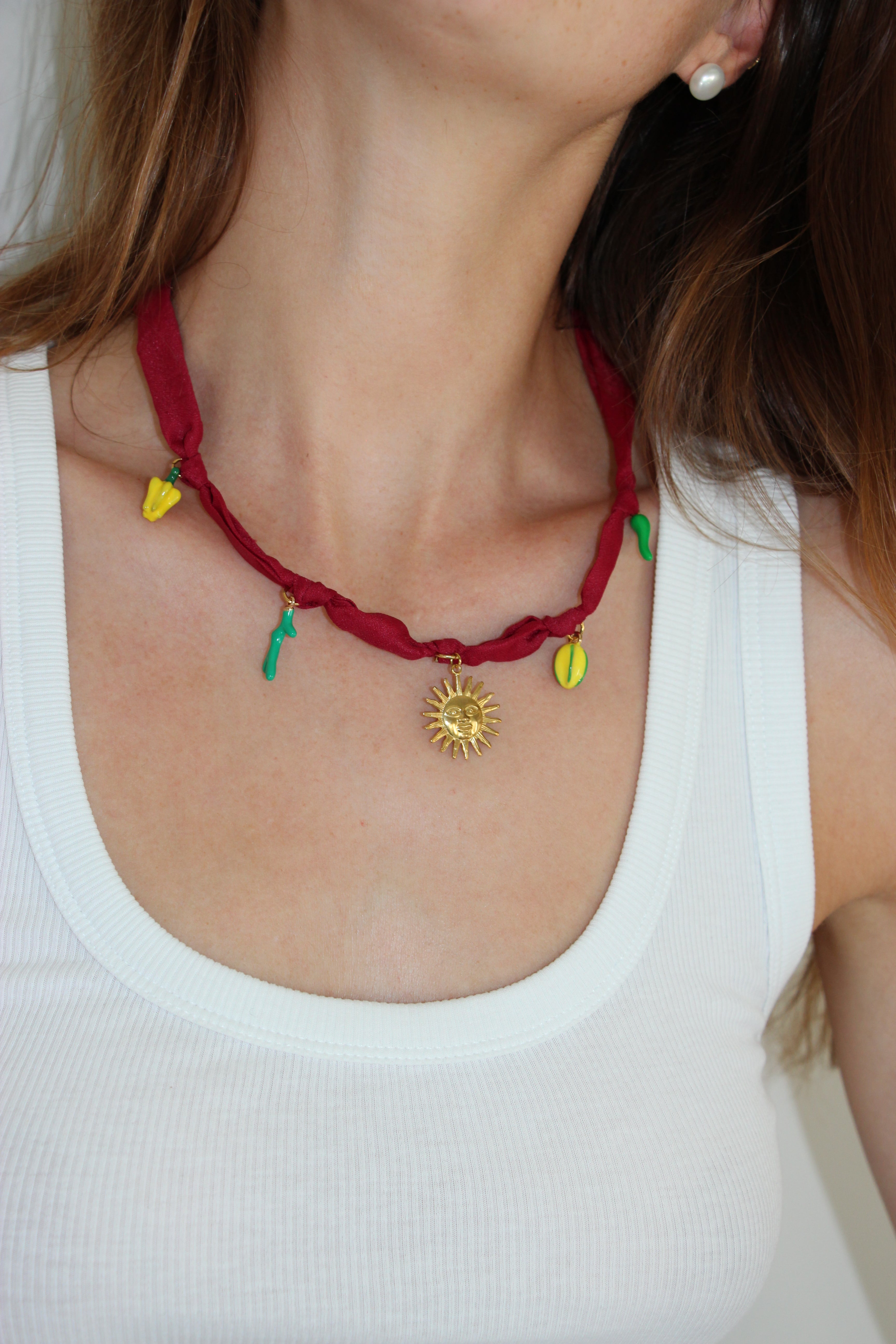 Collier en foulard avec charms