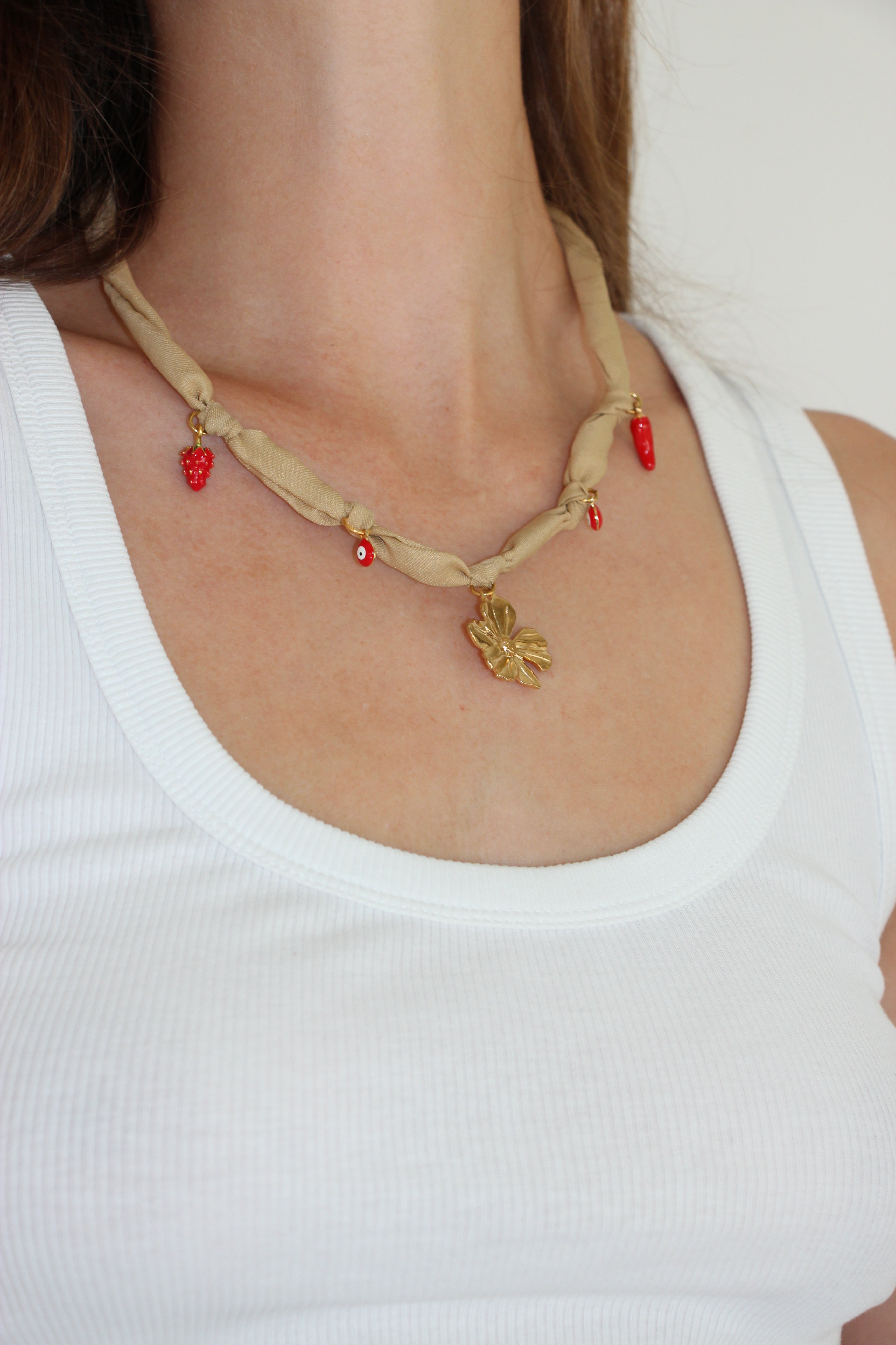 Collier en foulard avec charms