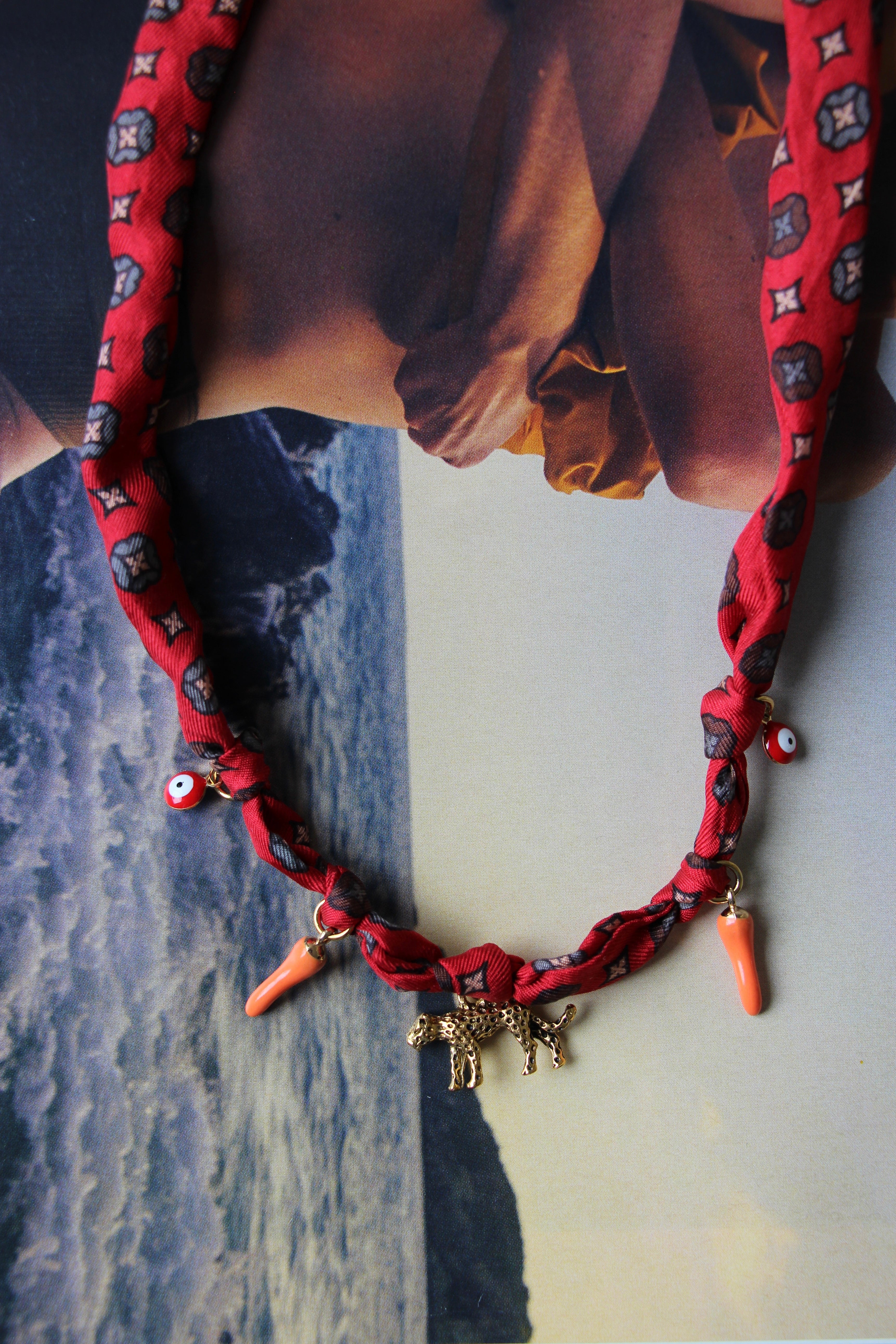 Collier en foulard garnis de charms