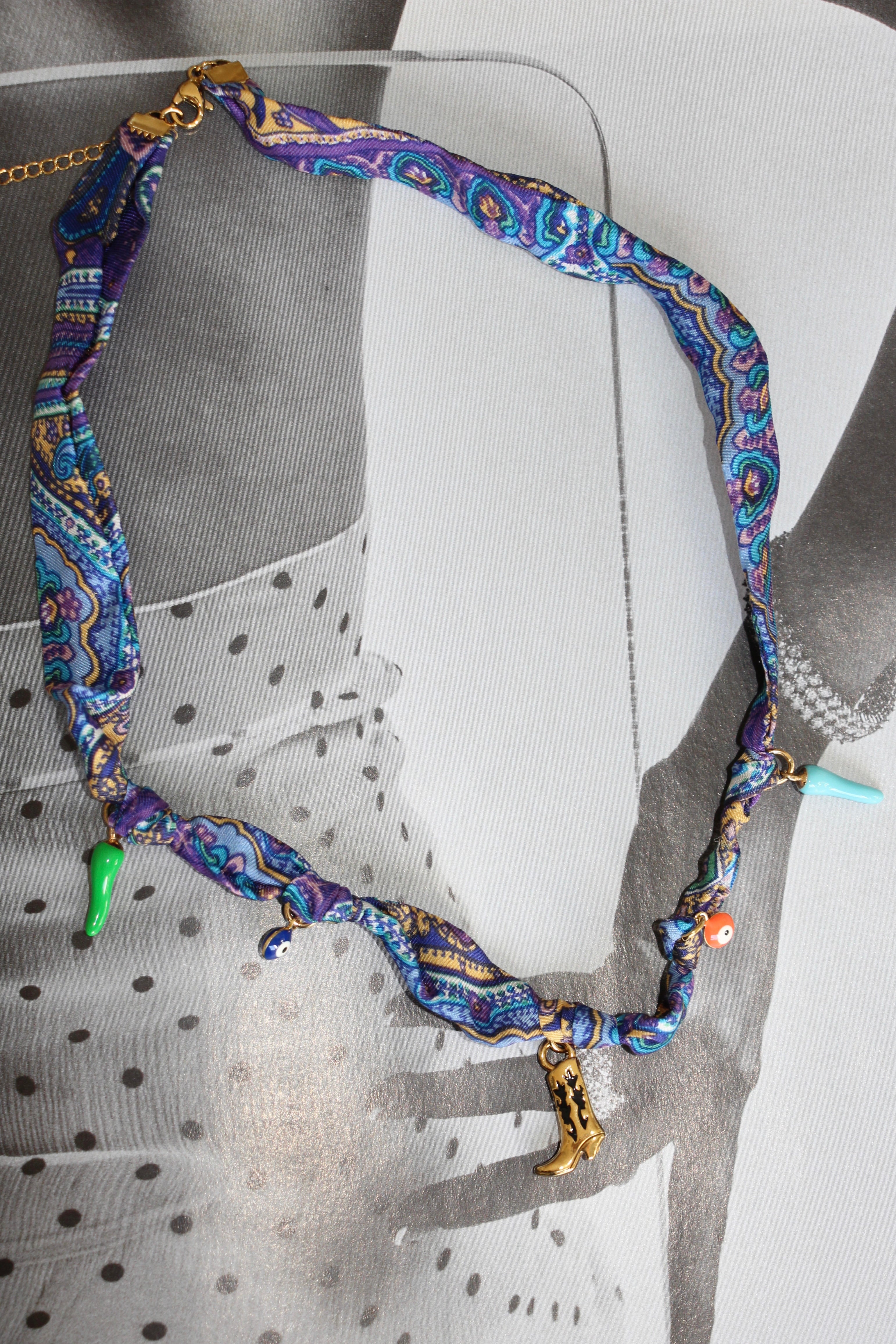 Collier en foulard avec charms