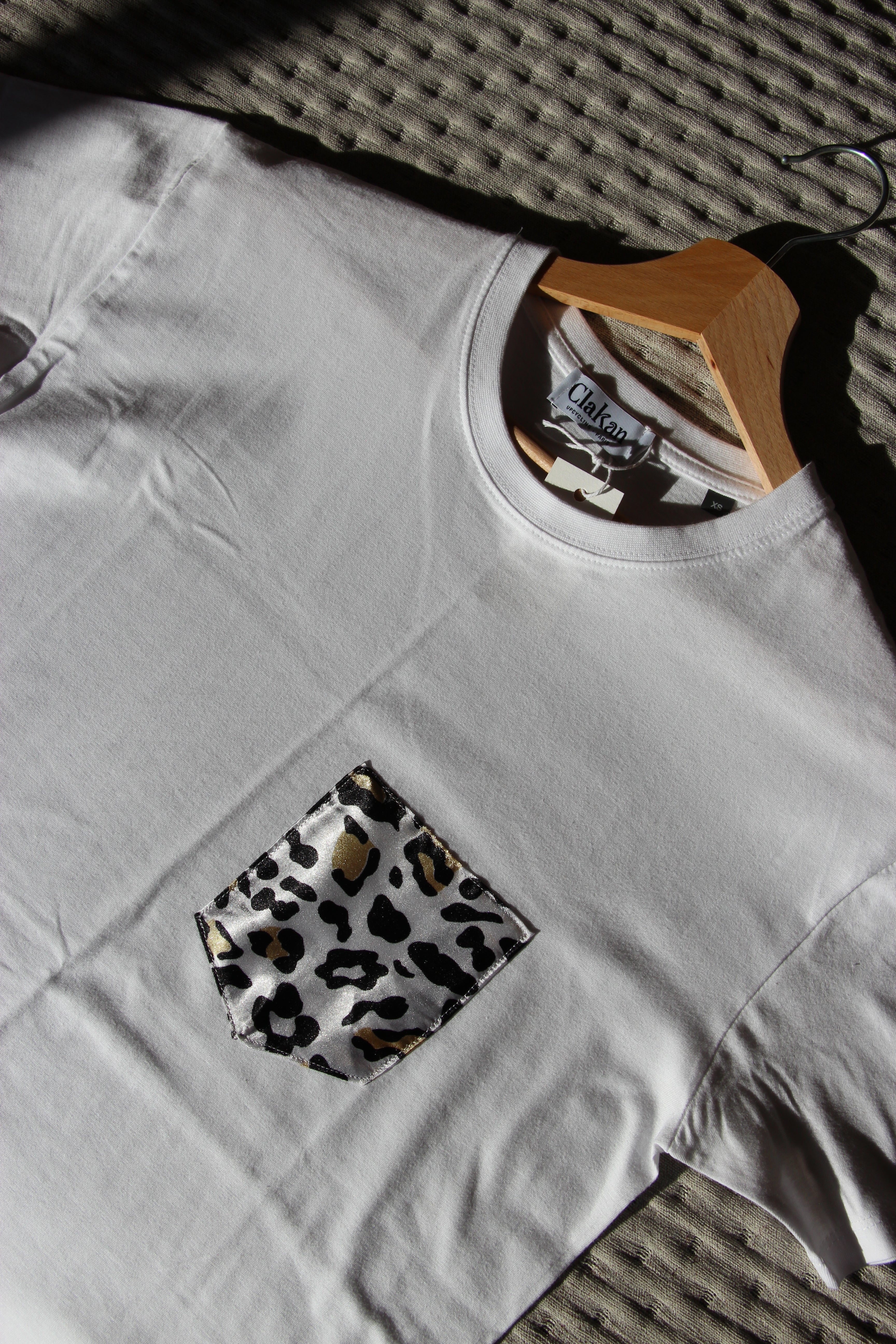 T-shirt poche en foulard léopard