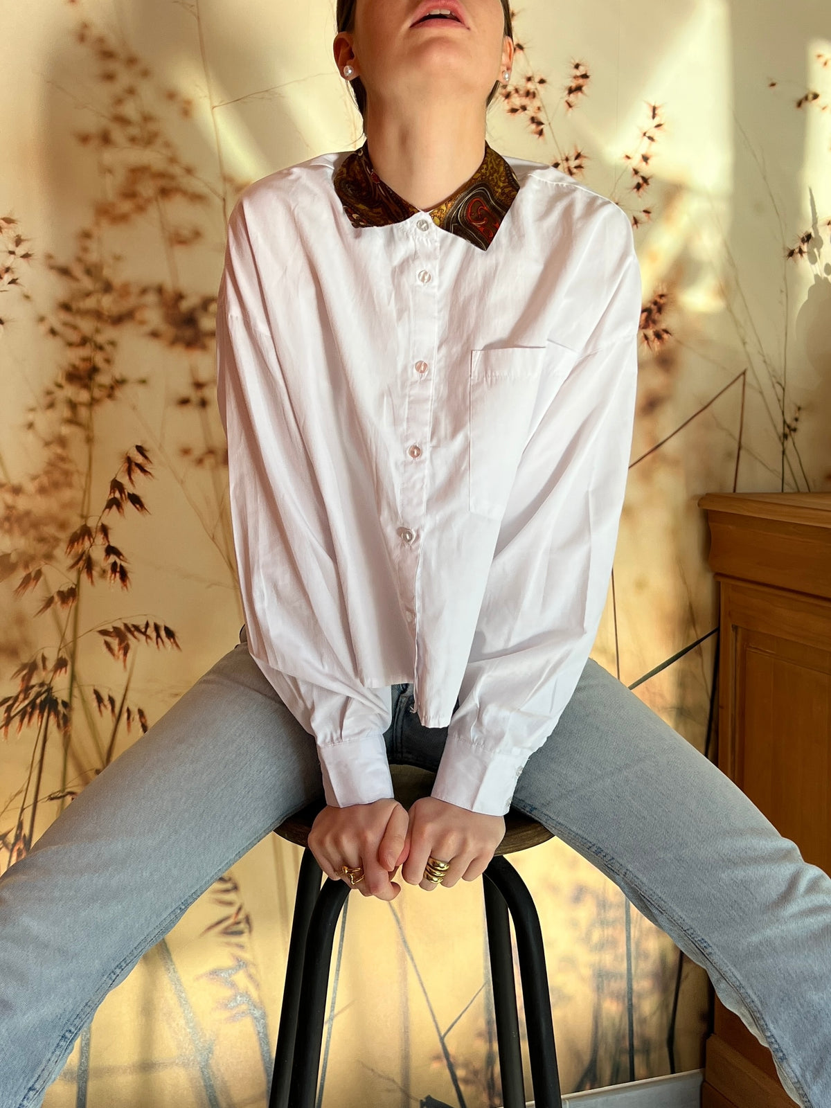Chemise blanche col en foulard marron