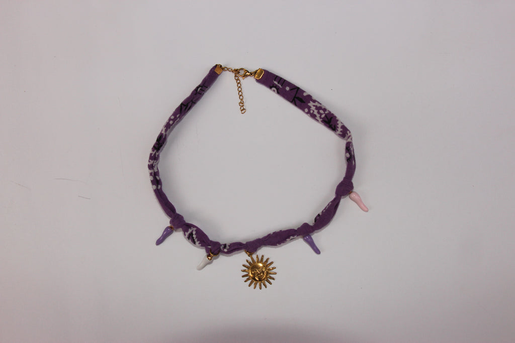 Collier en bandana garnis de charms