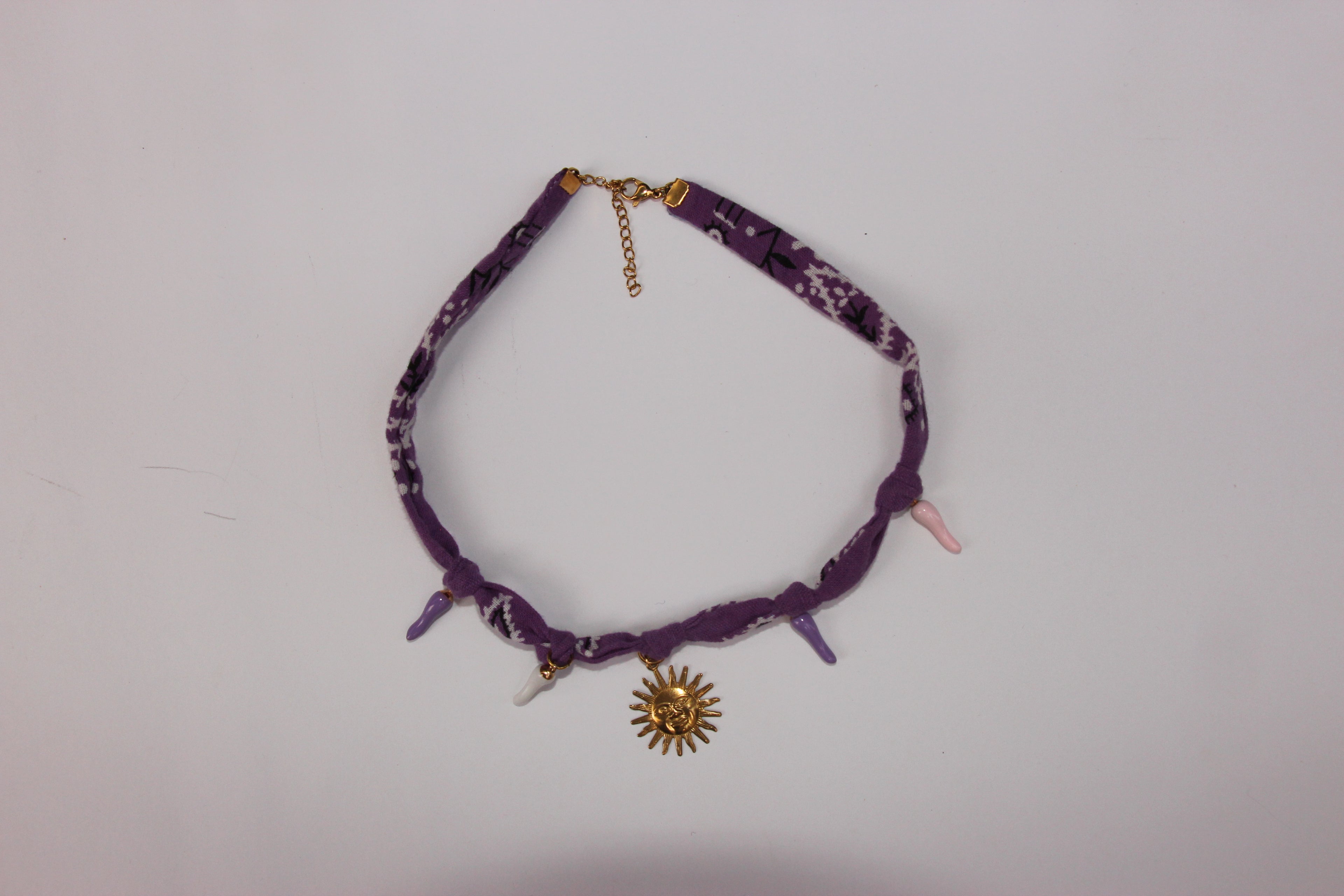 Collier en bandana garnis de charms