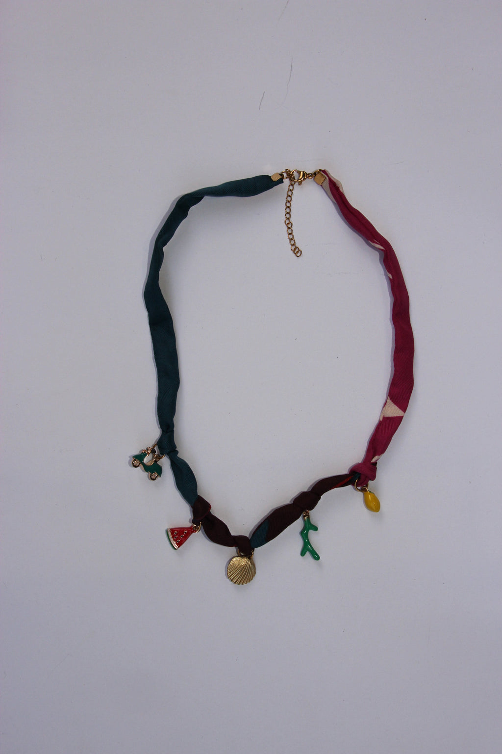 Collier en foulard avec charms