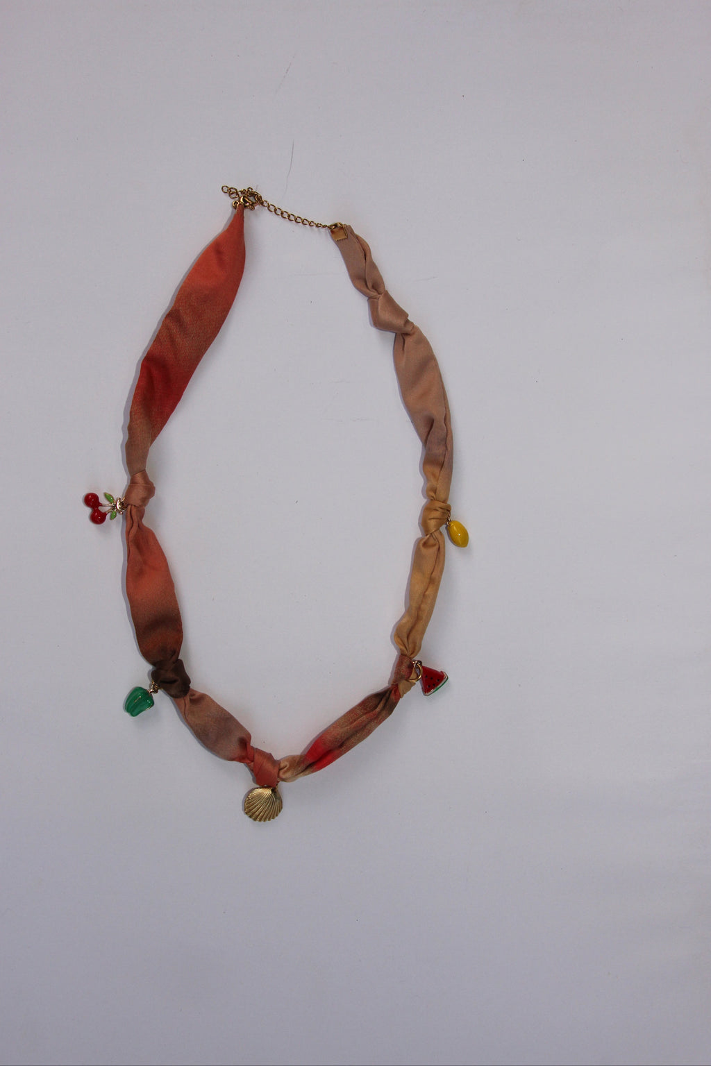 Collier en foulard avec charms