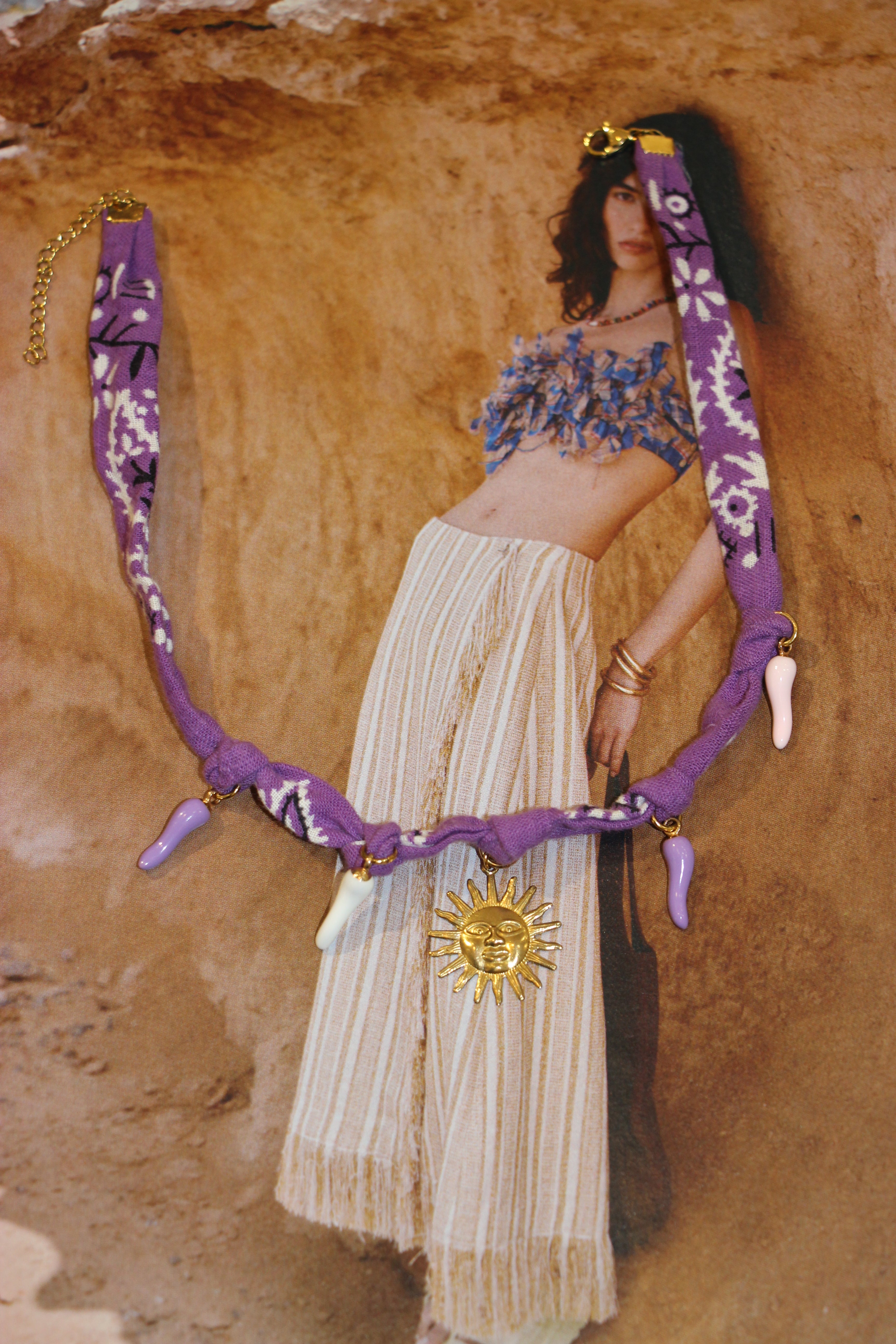 Collier en bandana garnis de charms