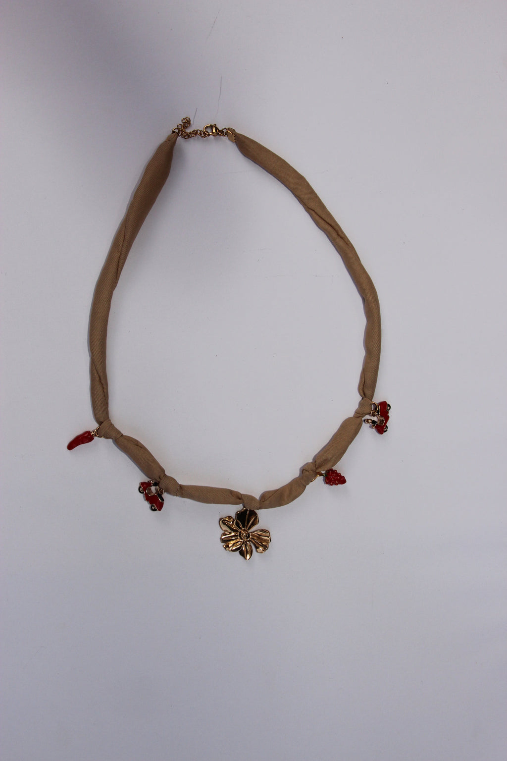 Collier en foulard avec charms