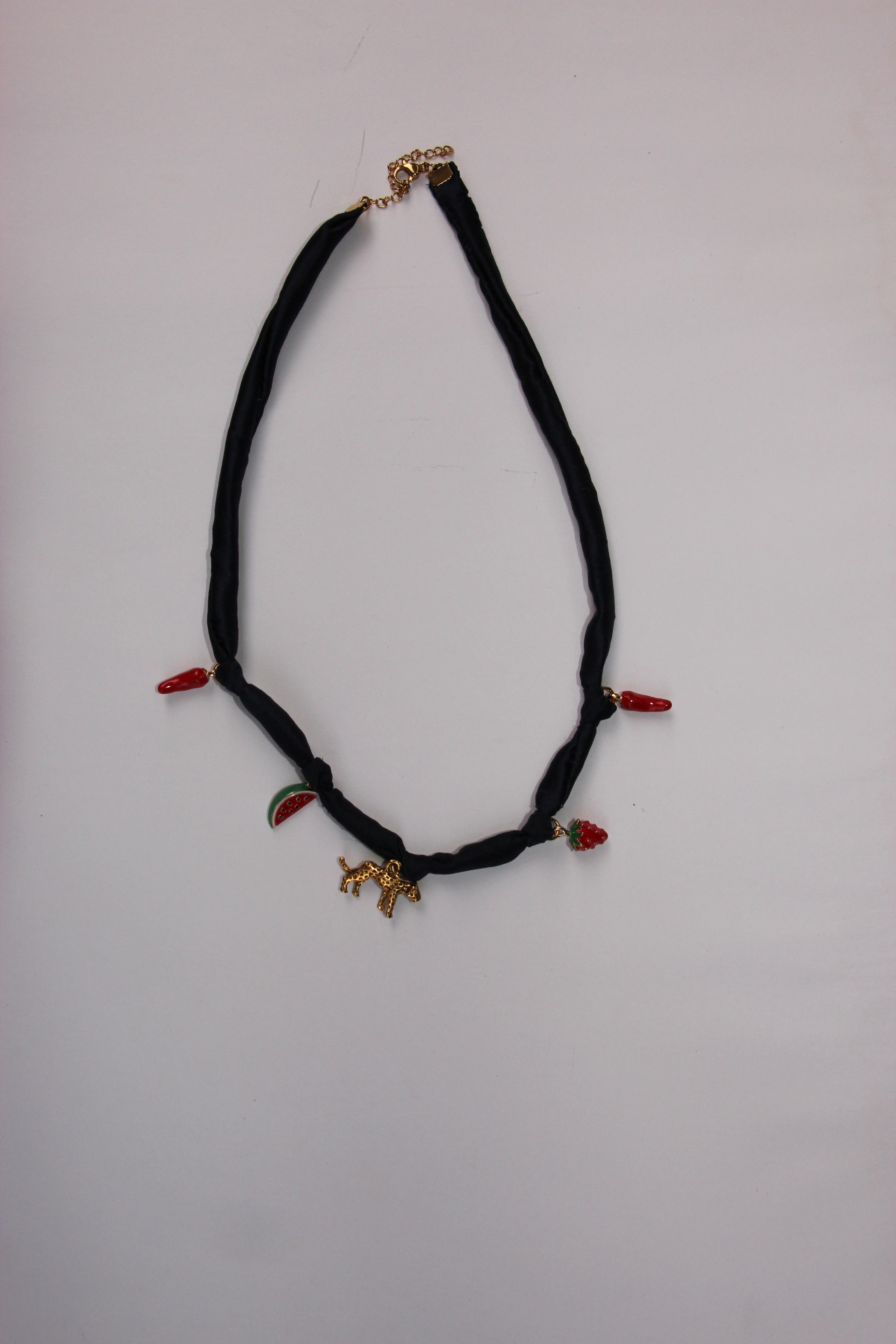 Collier en foulard garnis de charms