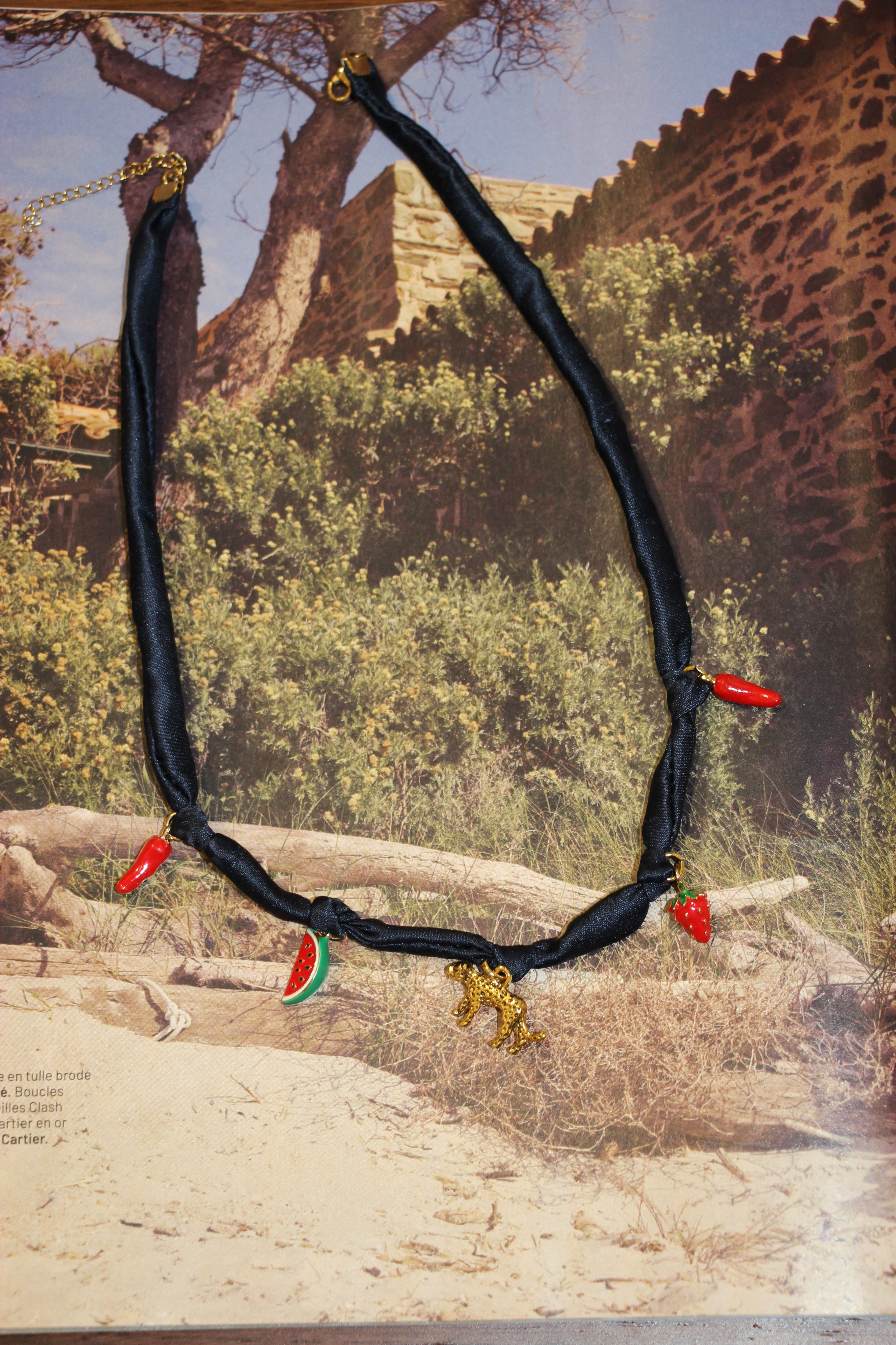 Collier en foulard garnis de charms