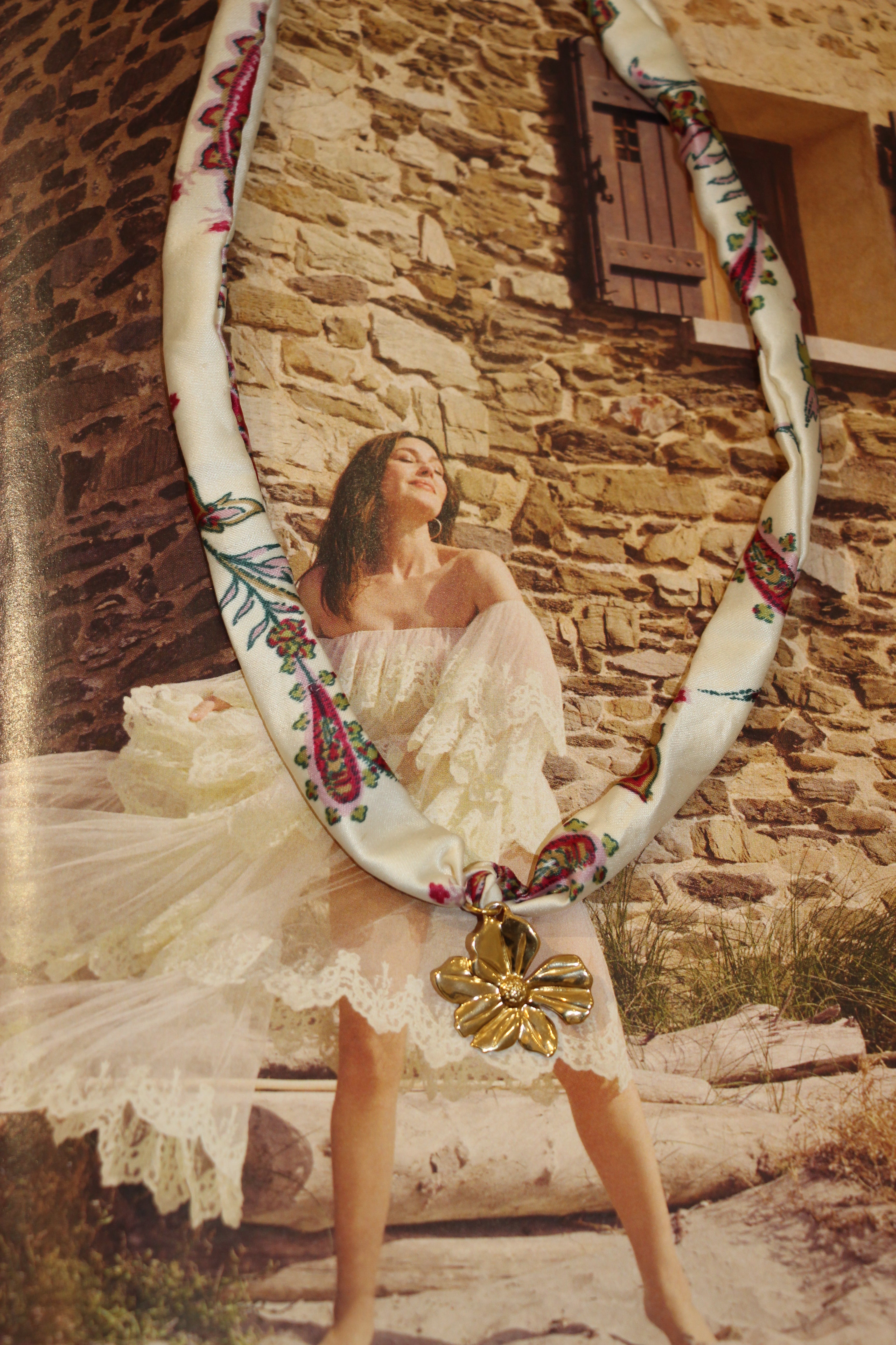 Collier en foulard beige