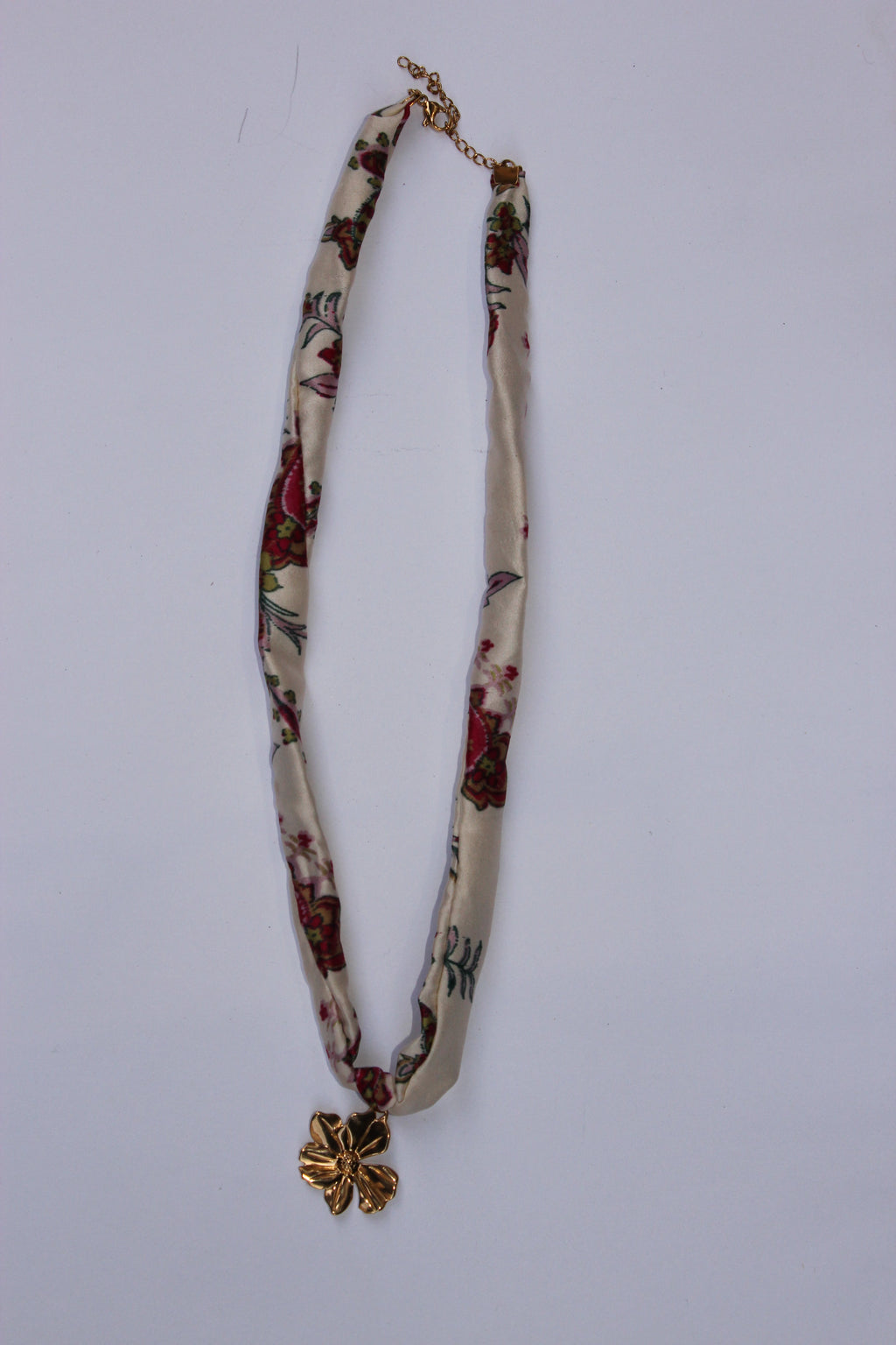 Collier en foulard avec charms
