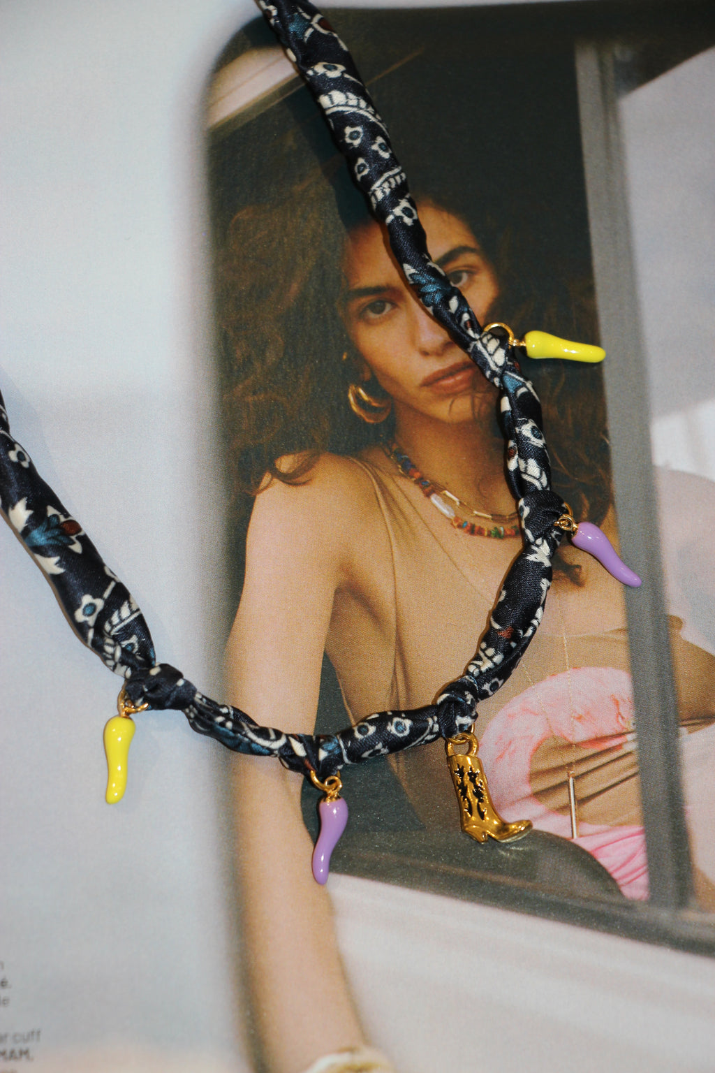 Collier en foulard avec charms