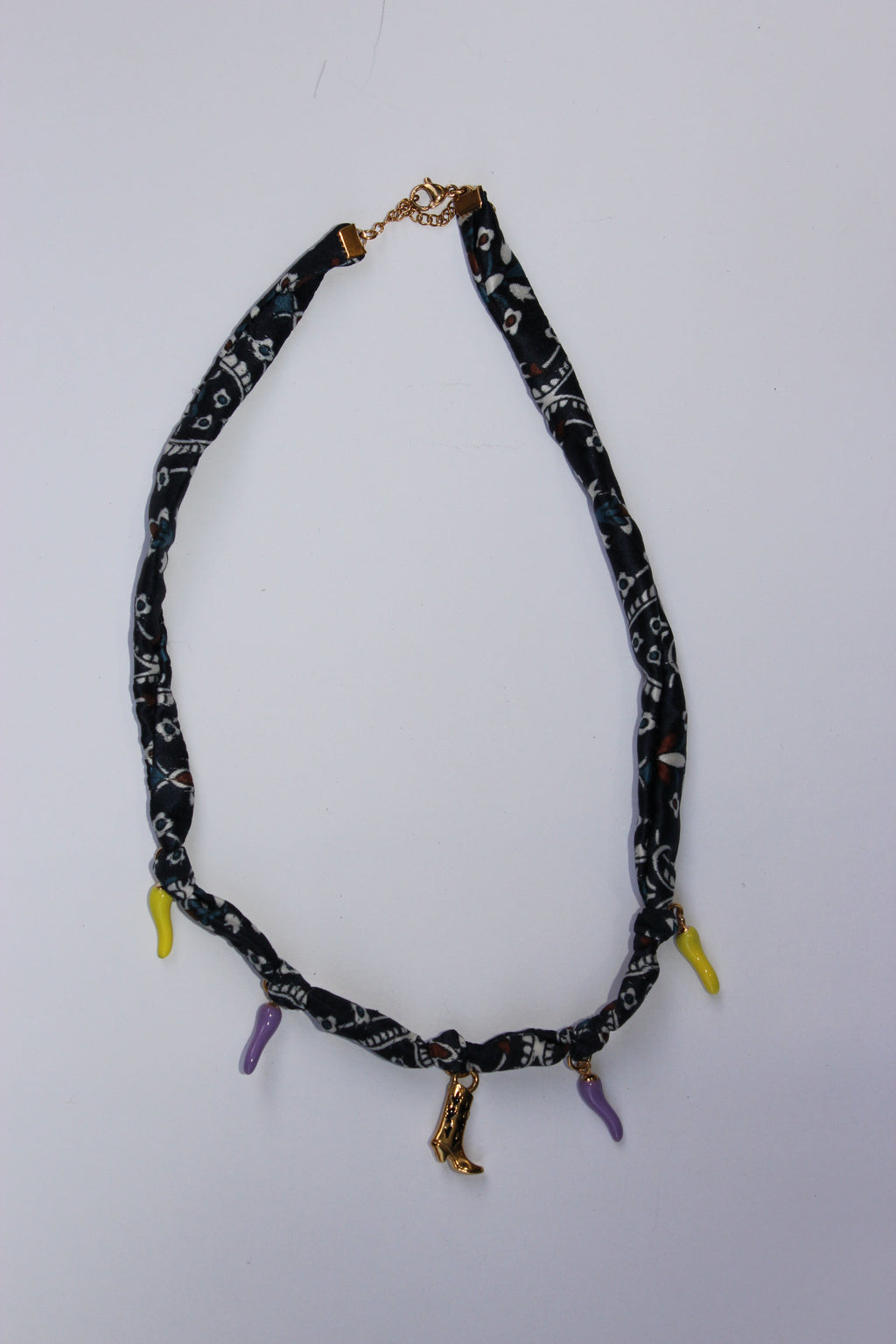 Collier en foulard avec charms