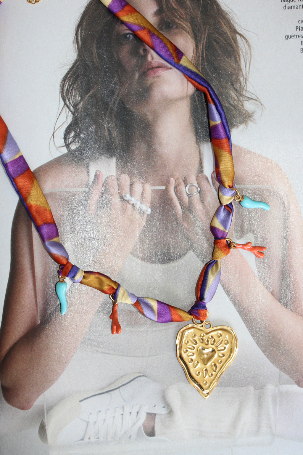 Collier en foulard avec charms