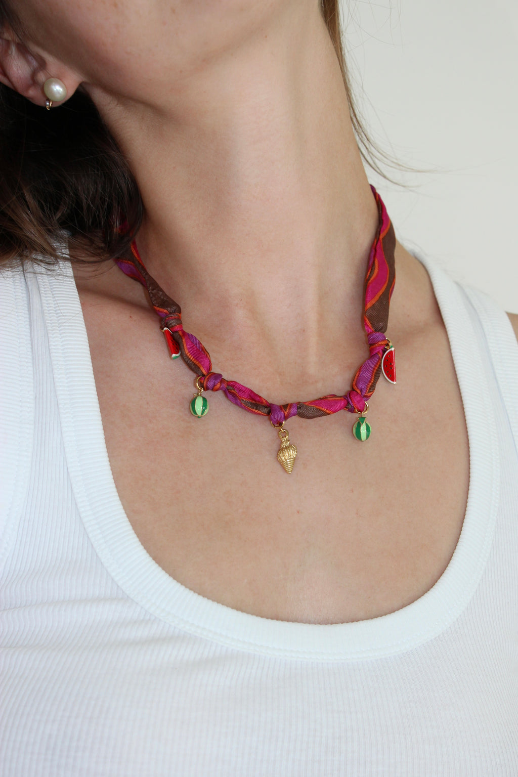 Collier en foulard avec charms