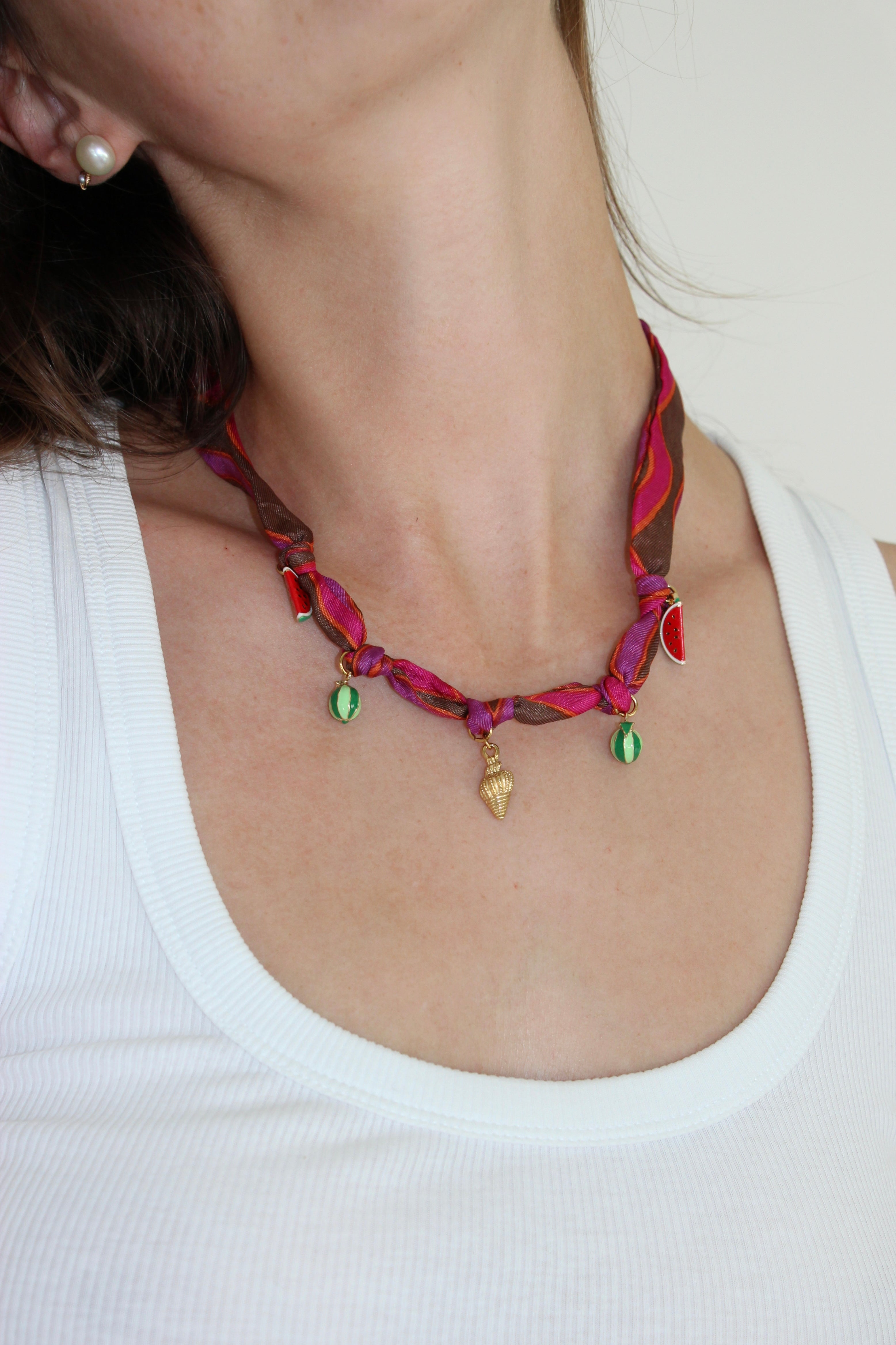 Collier en foulard avec charms