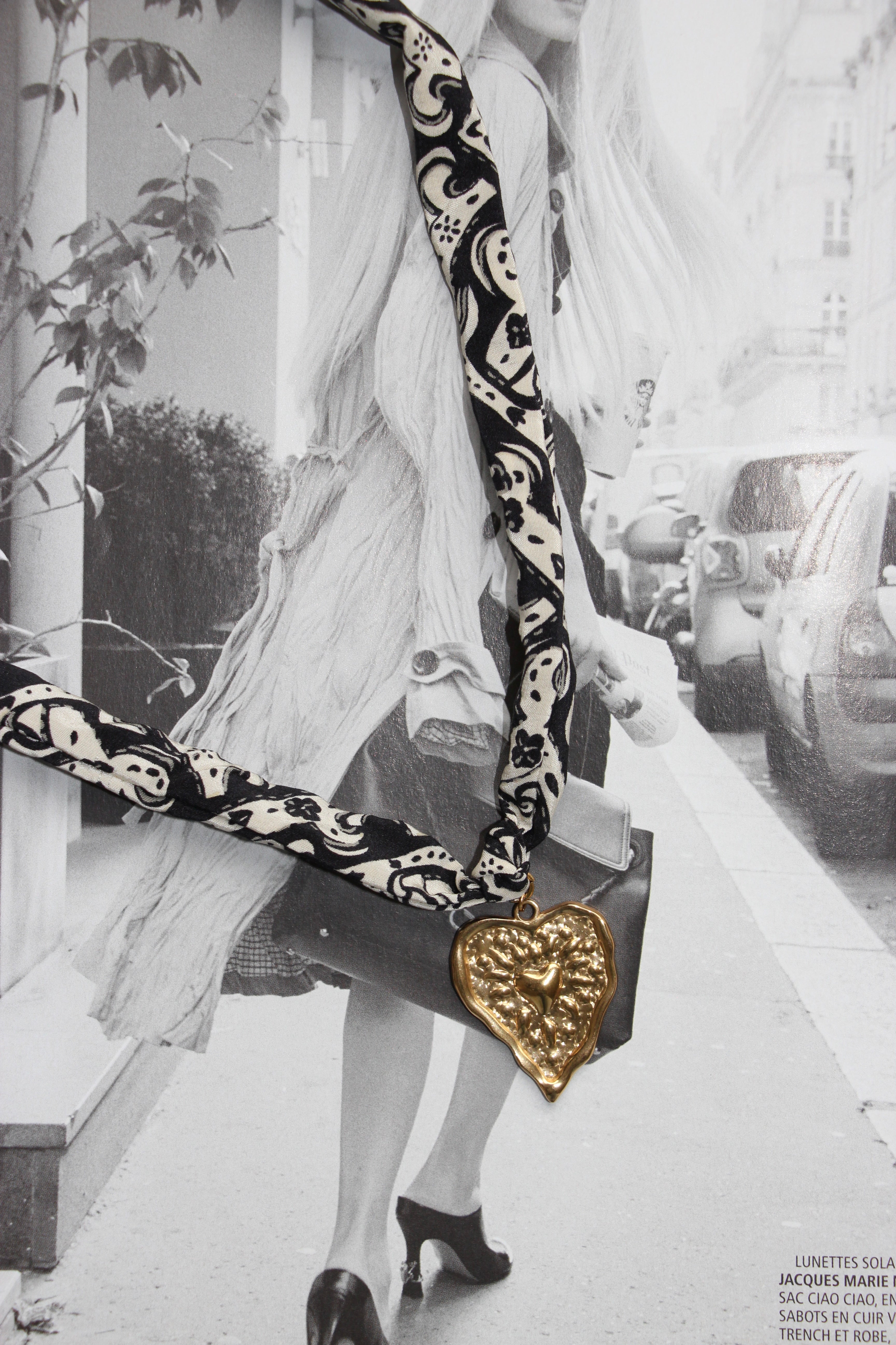 Collier en foulard avec charms