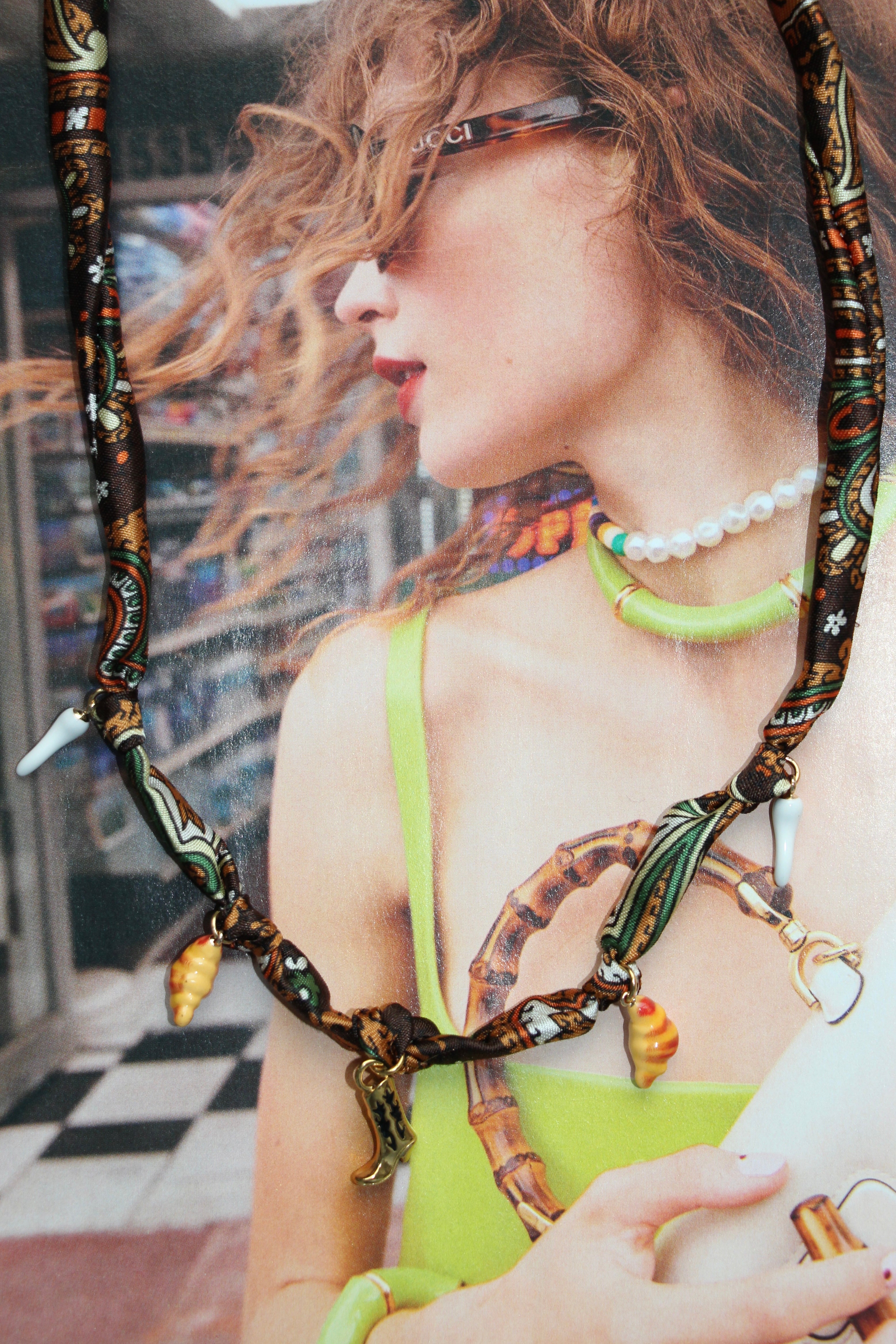 Collier en foulard avec charms