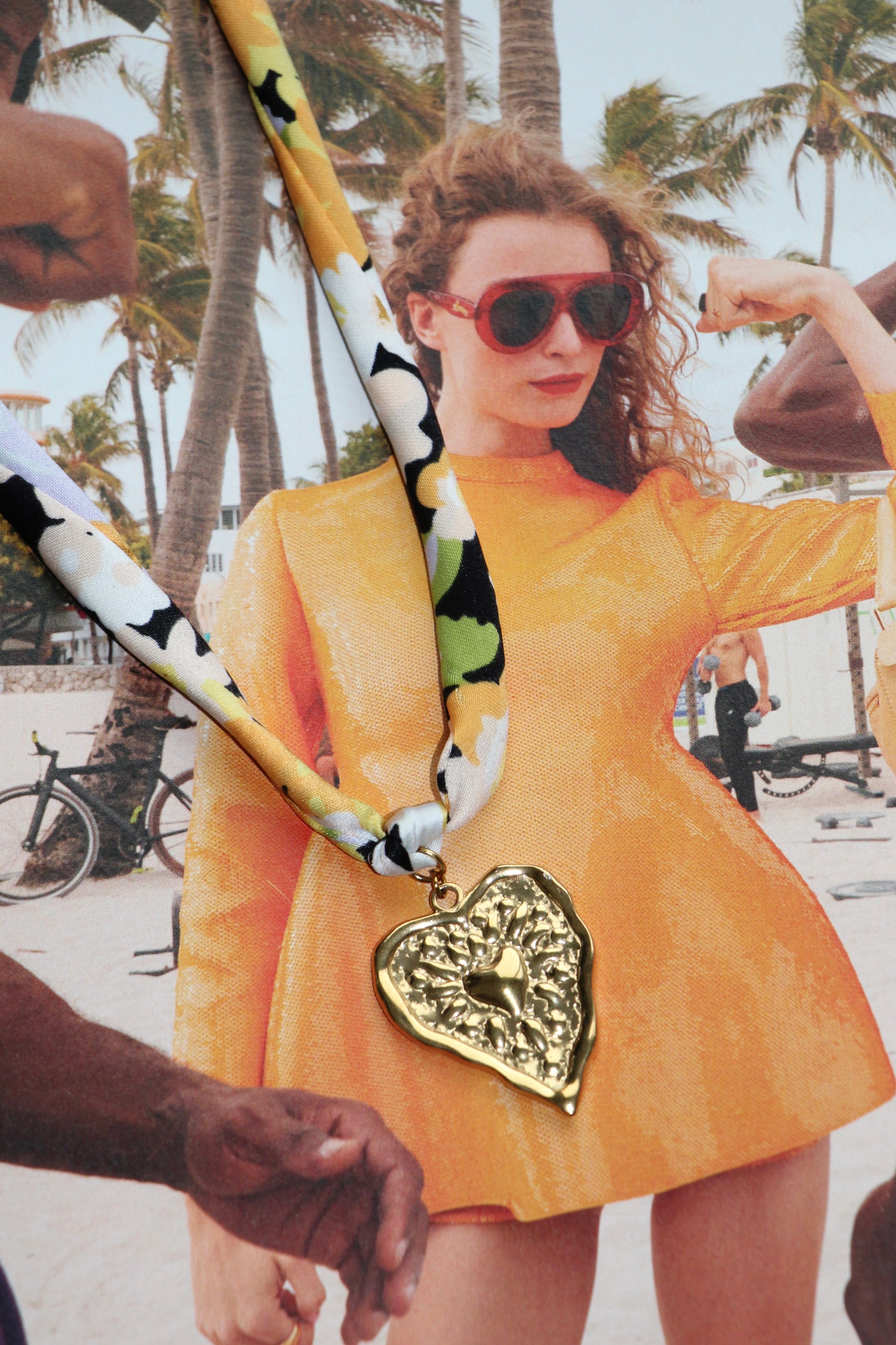 Collier en foulard avec charms