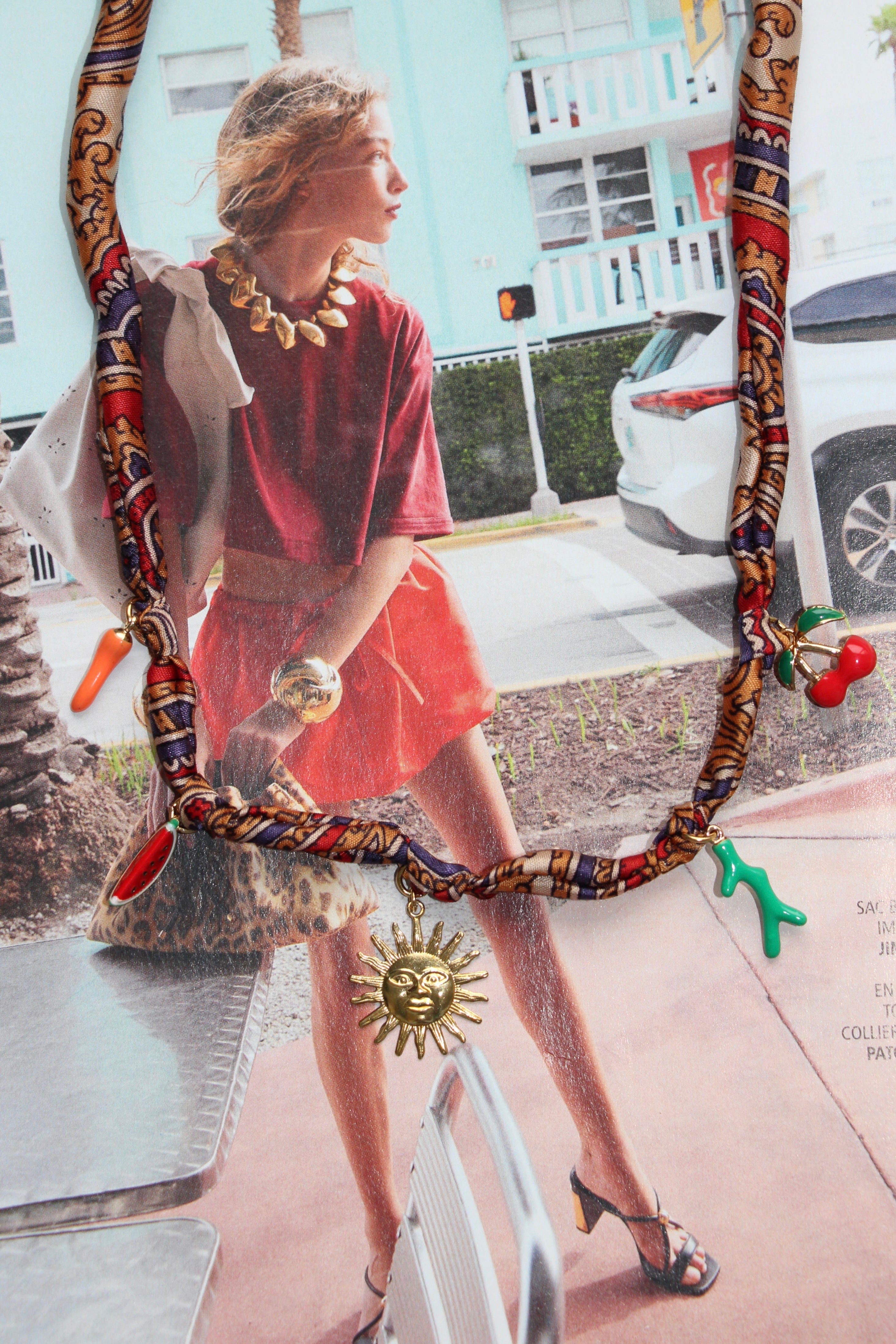 Collier en foulard avec charms