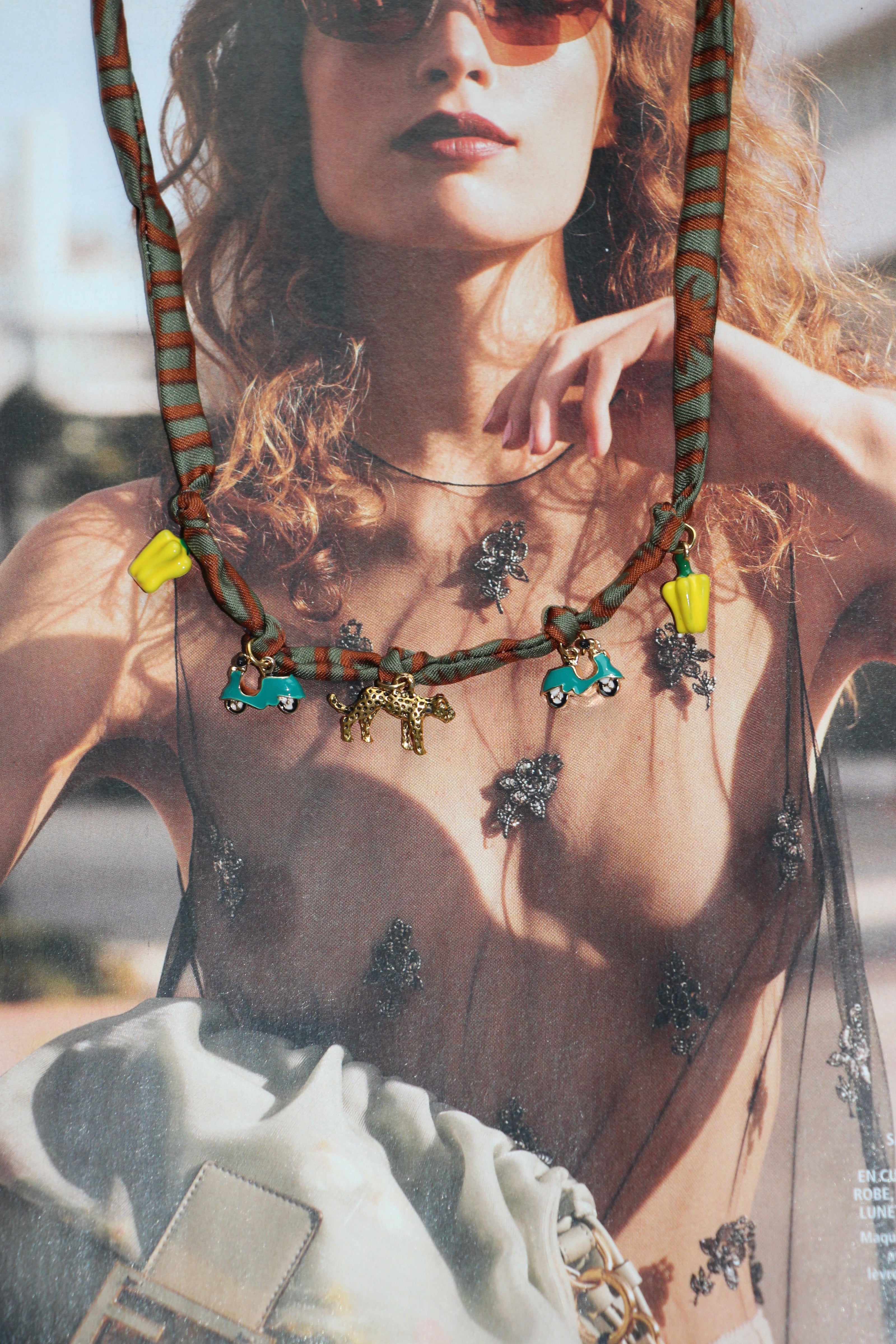 Collier en foulard avec charms