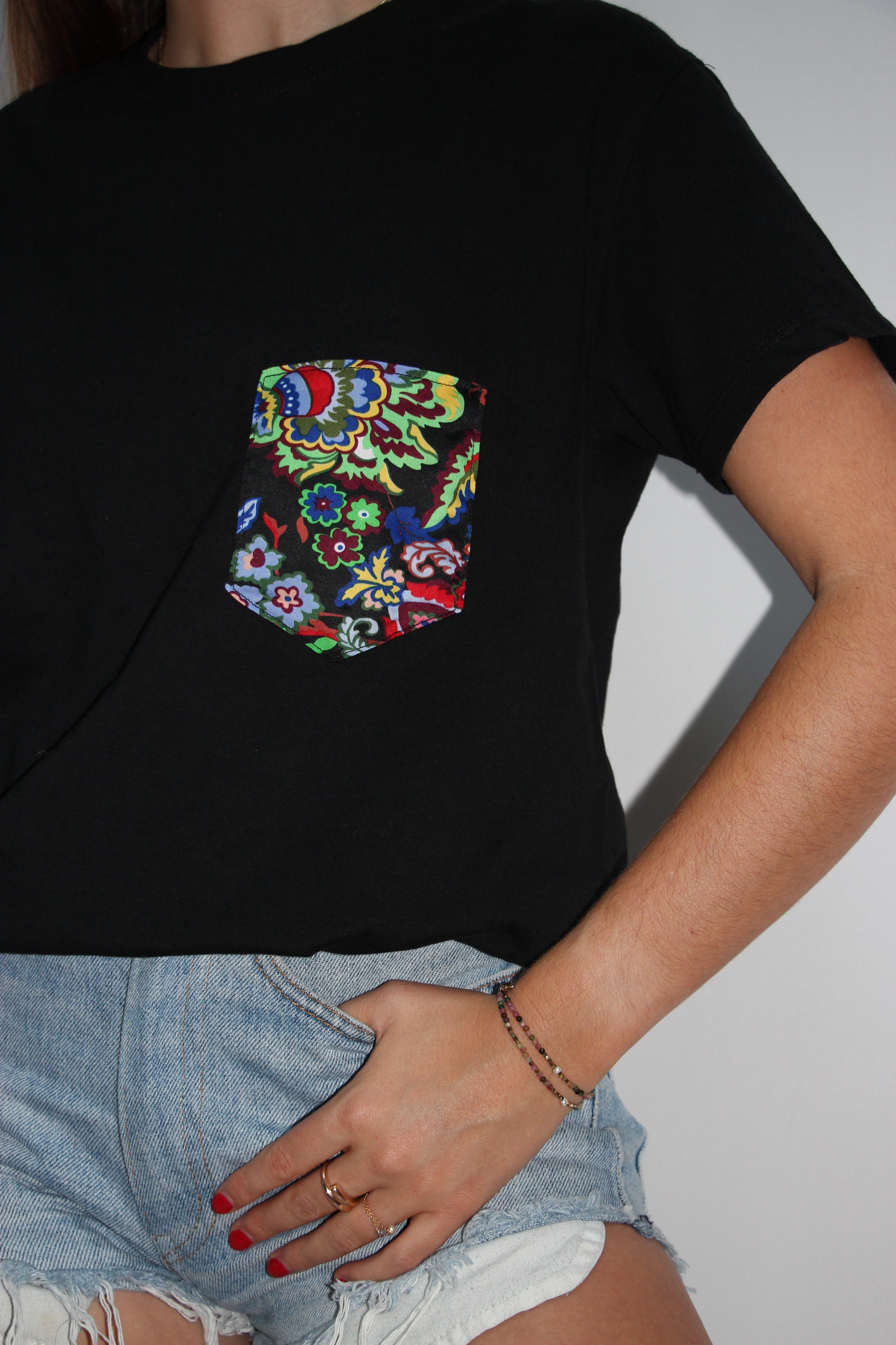 T-shirt poche en foulard multicolore