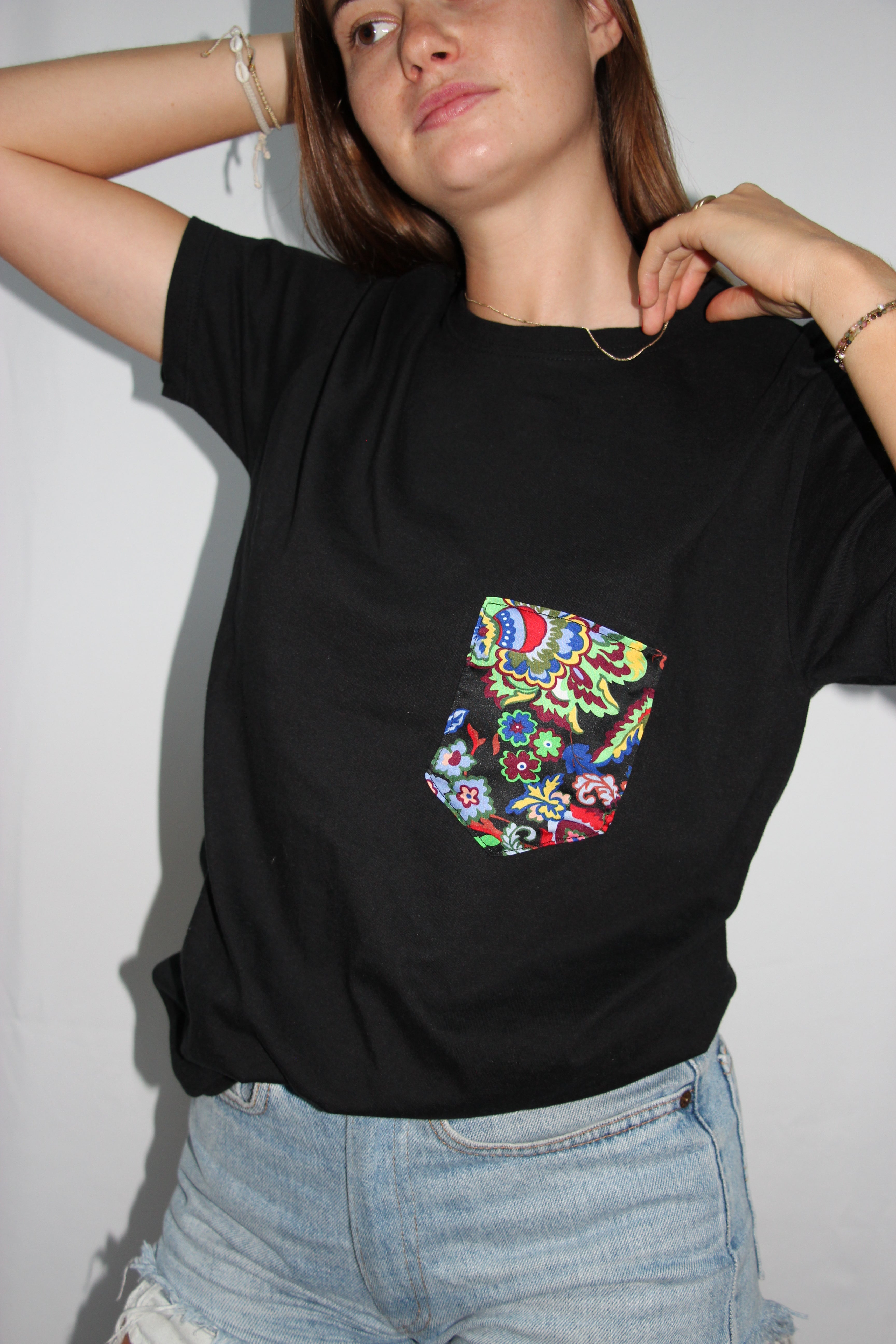 T-shirt poche en foulard multicolore