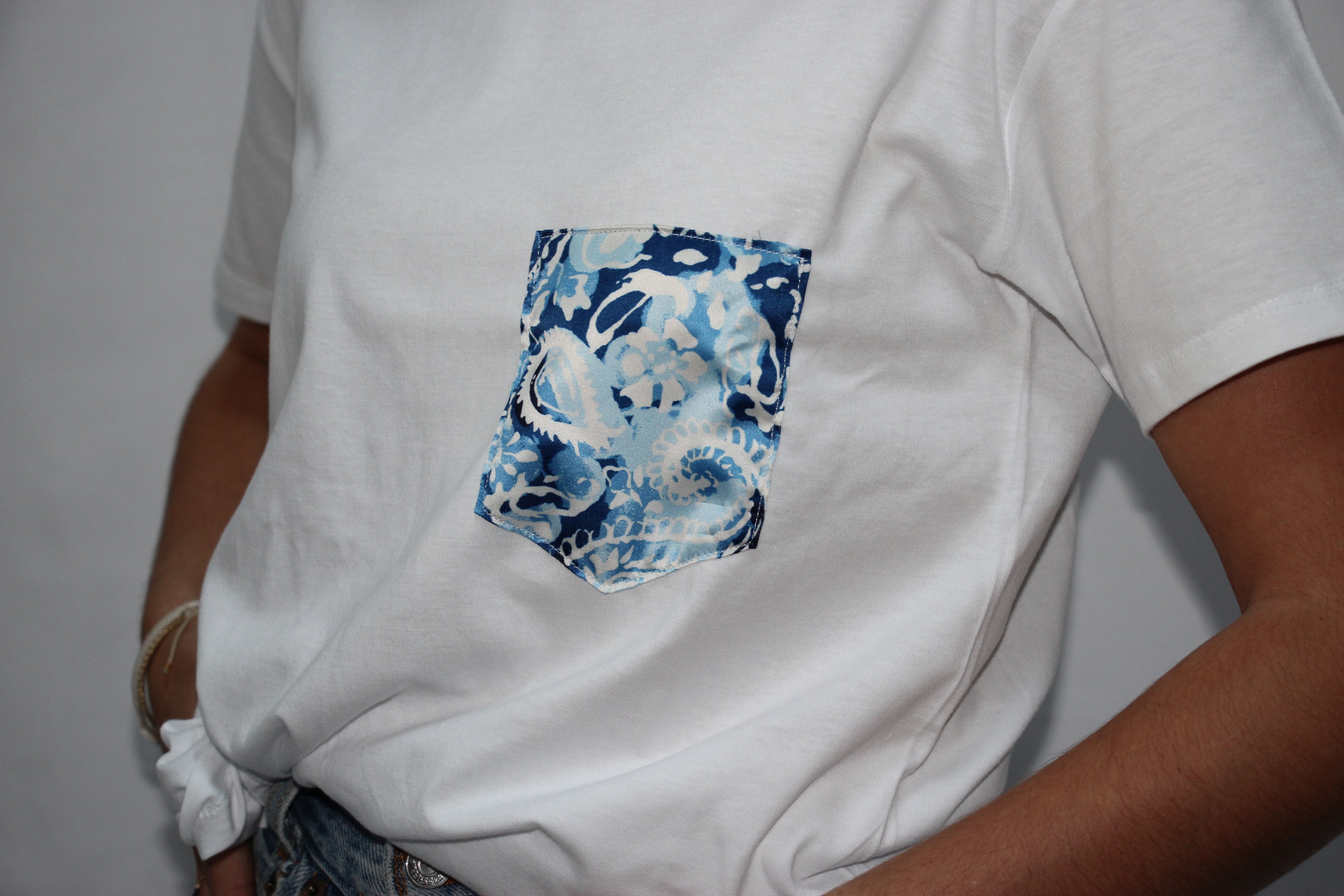 T-shirt poche en foulard bleu