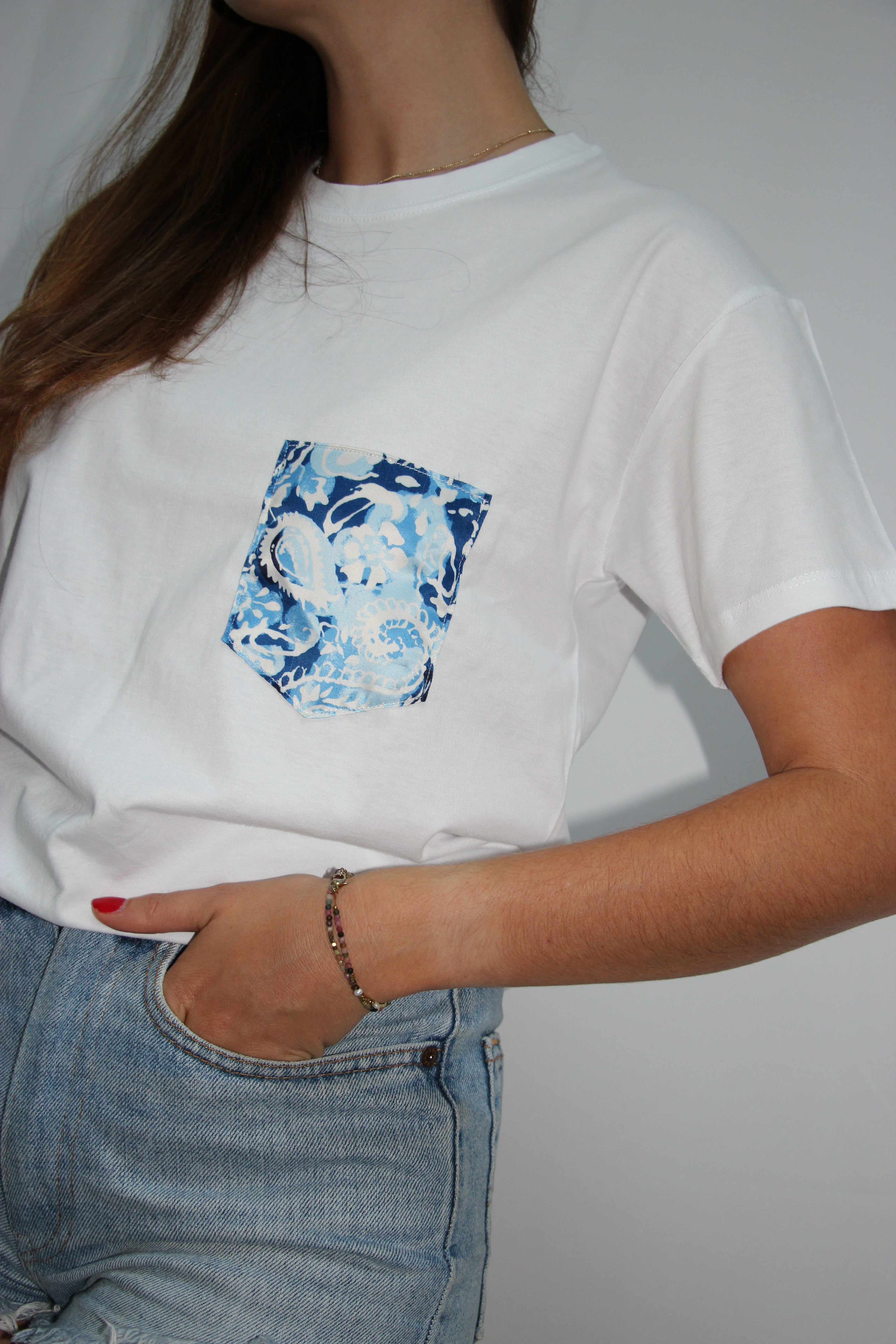 T-shirt poche en foulard bleu